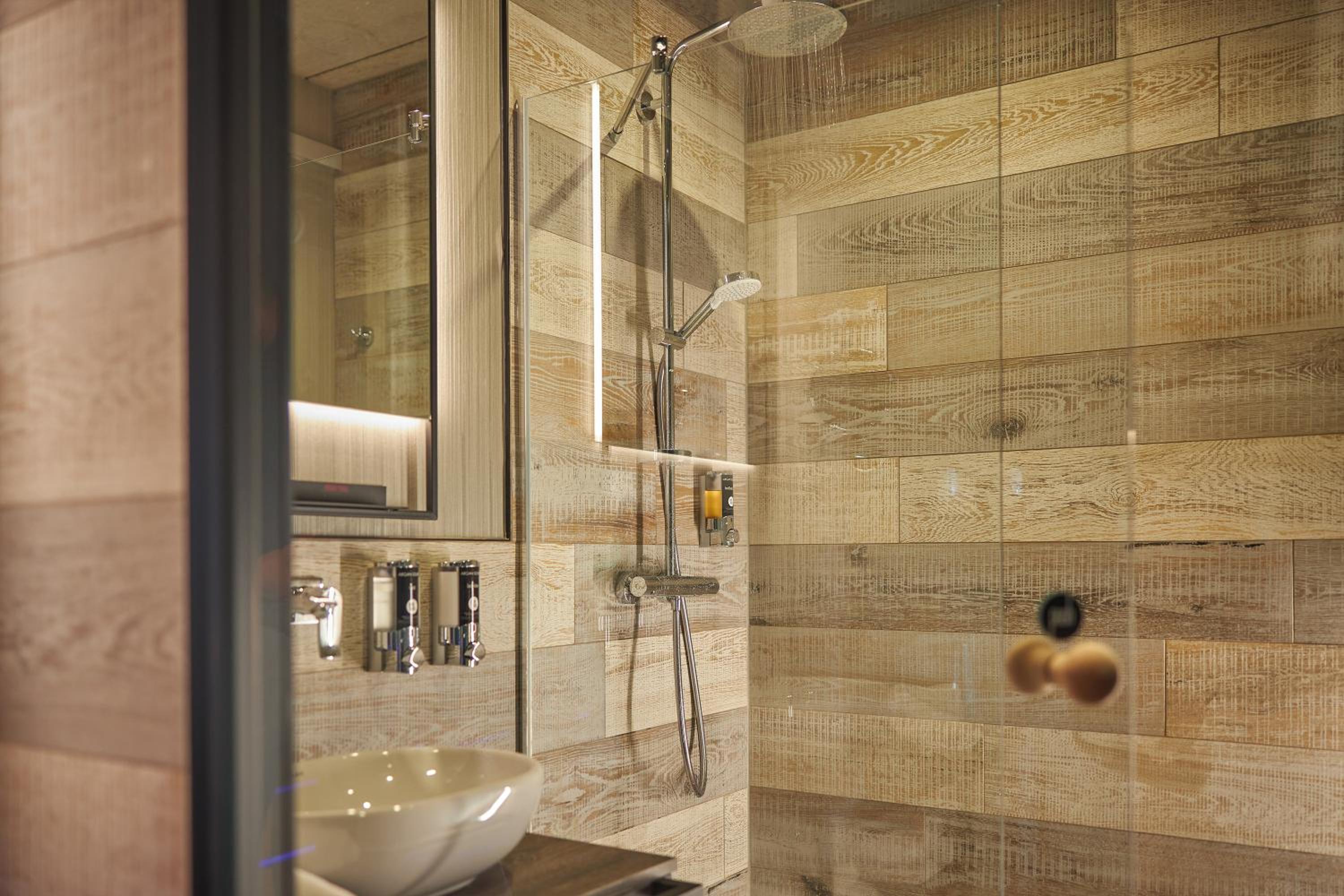 Wellness Panorama Room with Sauna thumbnail 5