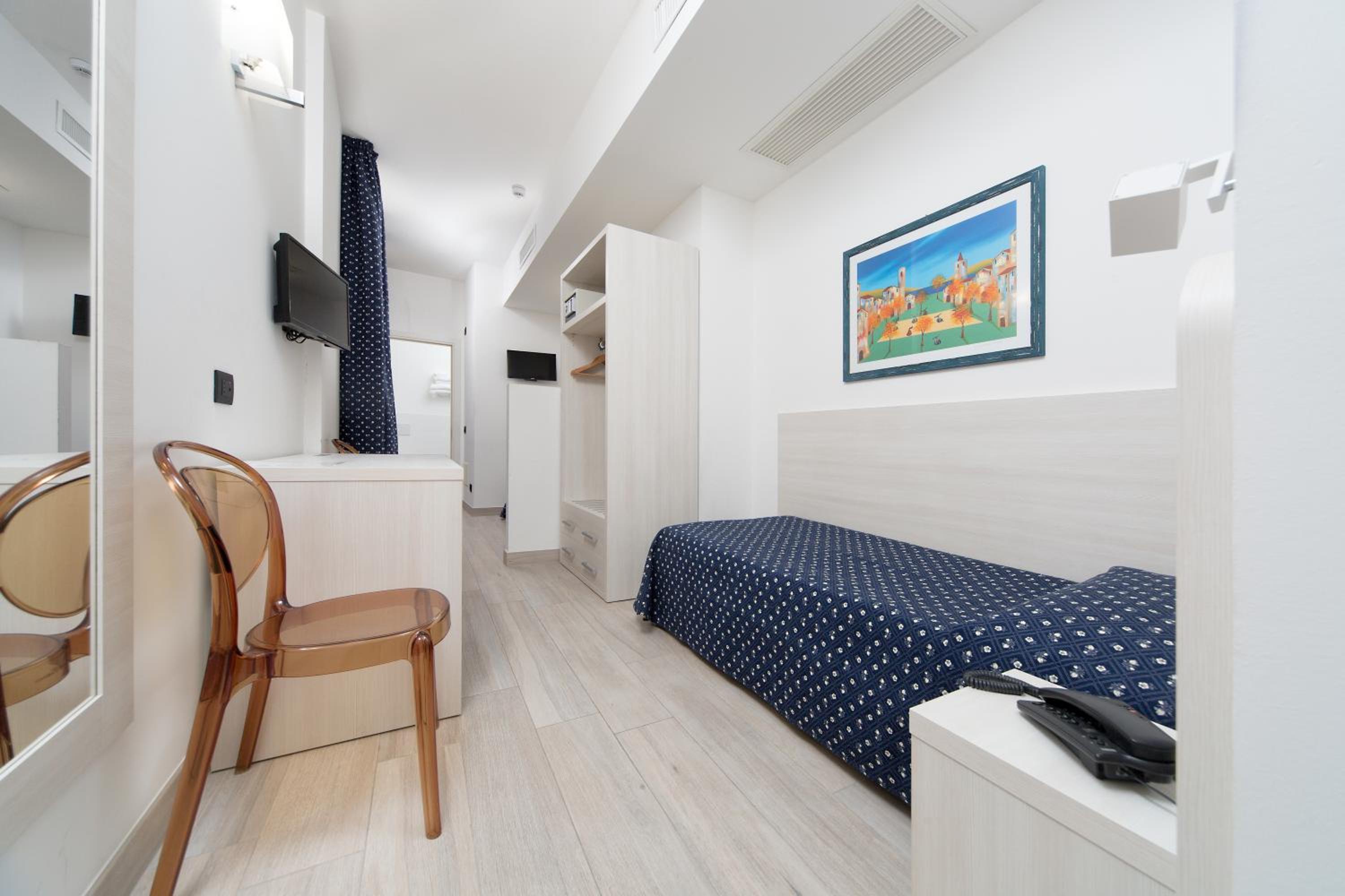 Twin Room - Photo 3