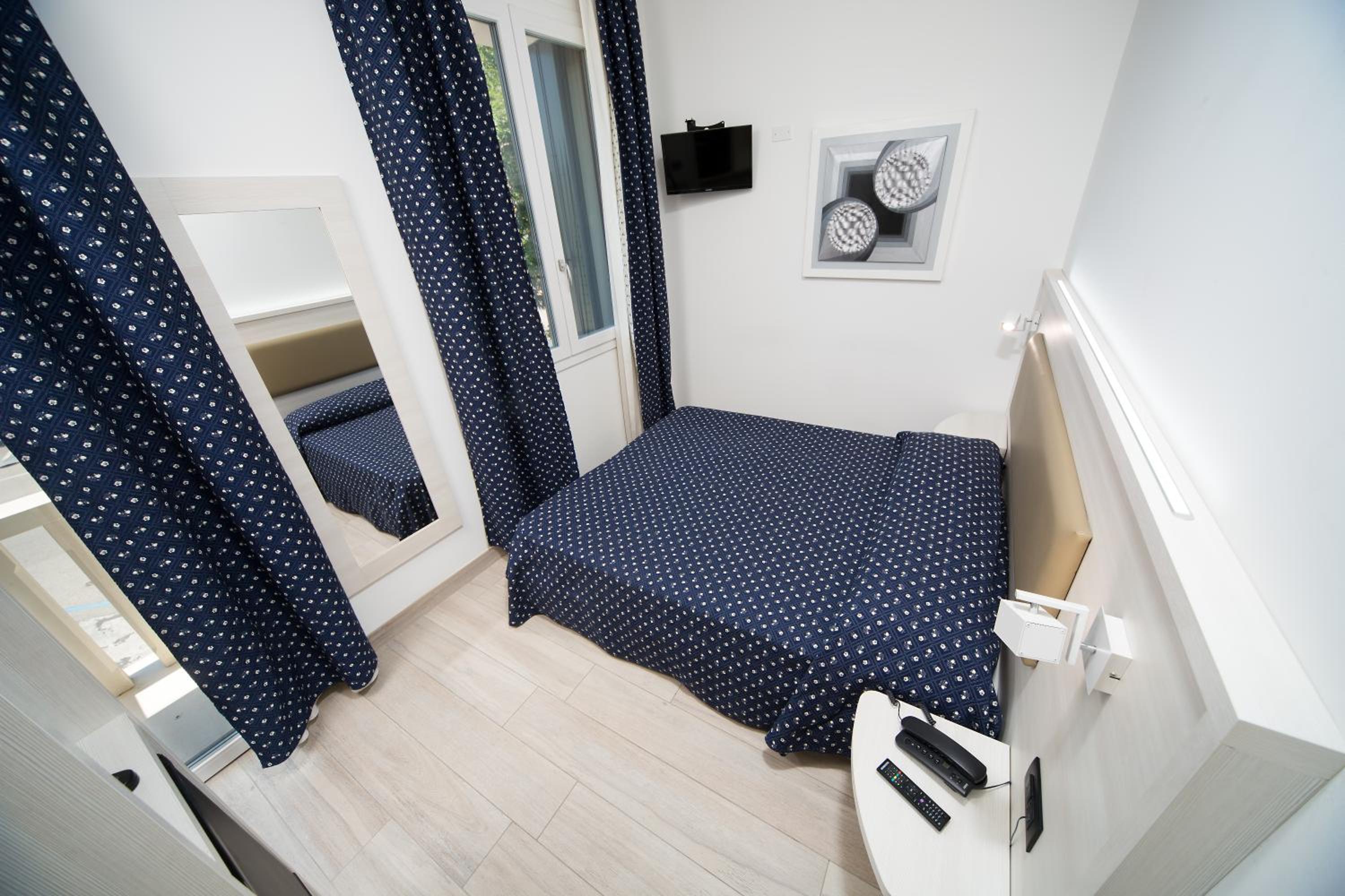 Double Room with Balcony - Photo 5