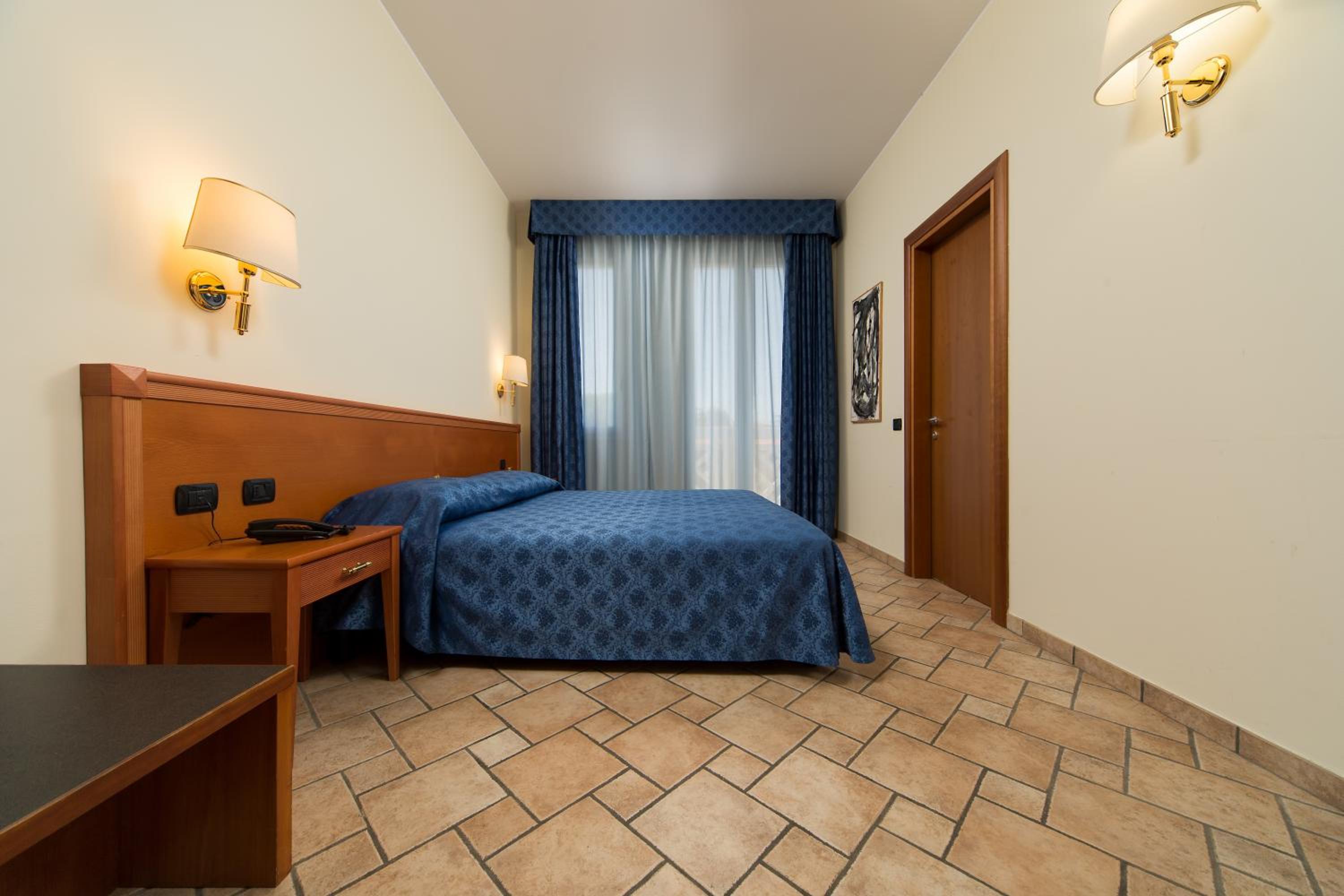 Double Room with Balcony - Photo 6