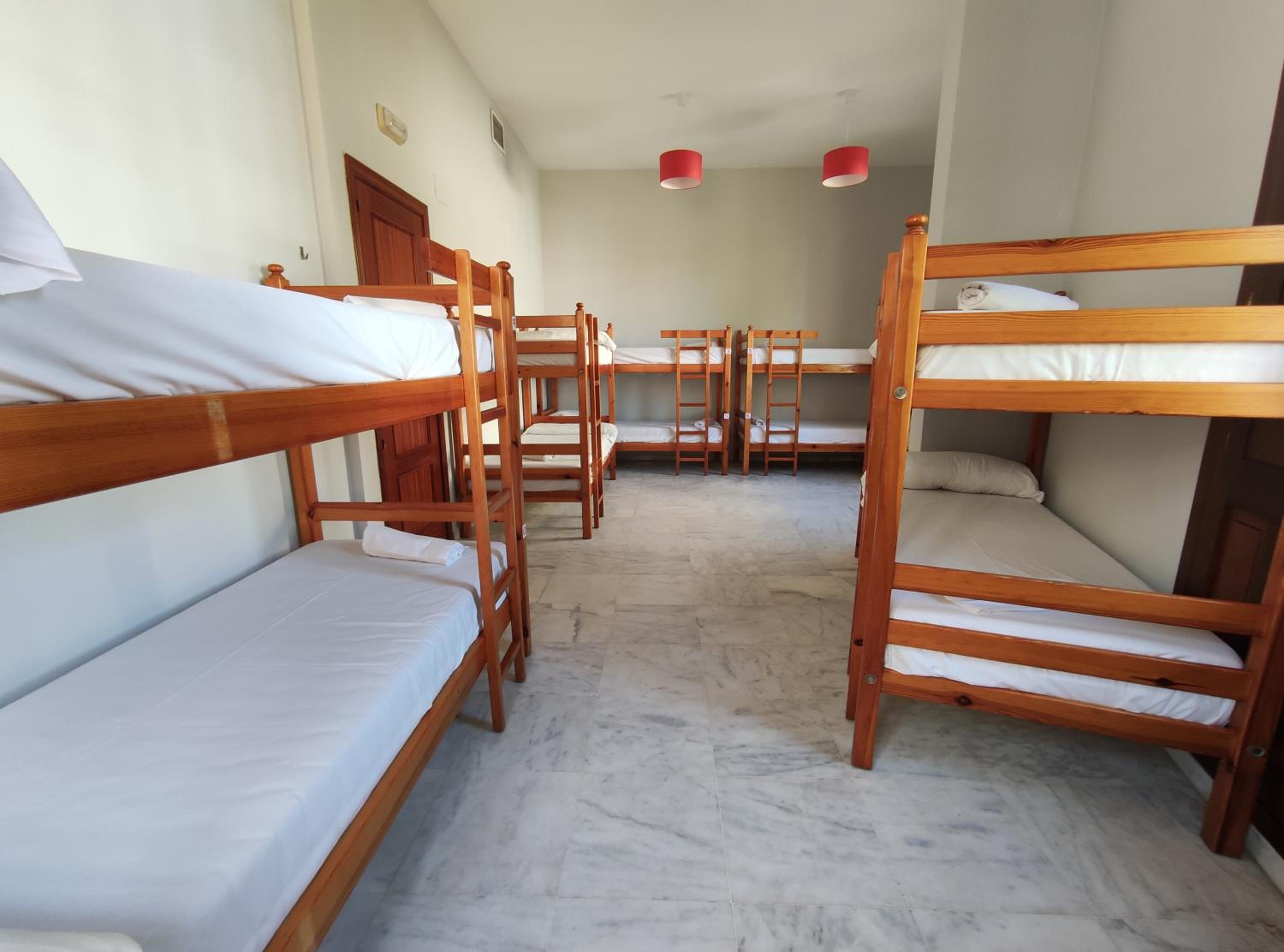 Cama en Dormitorio Mixto de 10 Camas