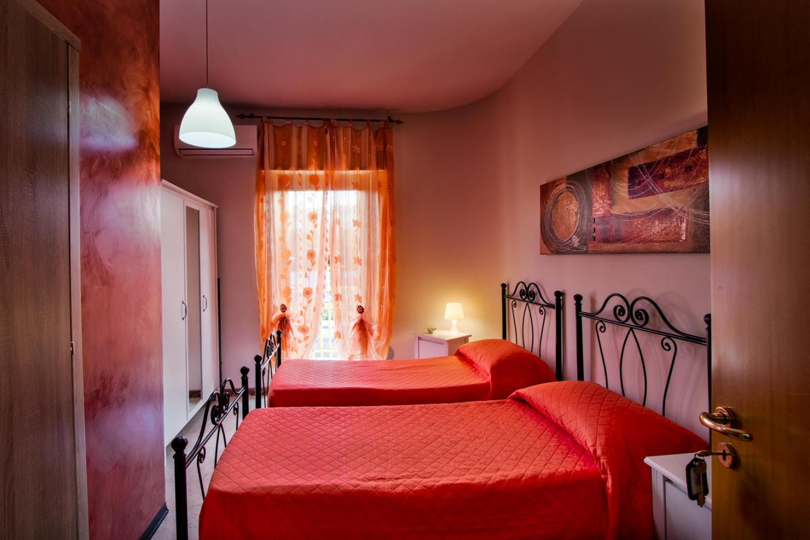 Double Room with Private Bathroom - Photo 4