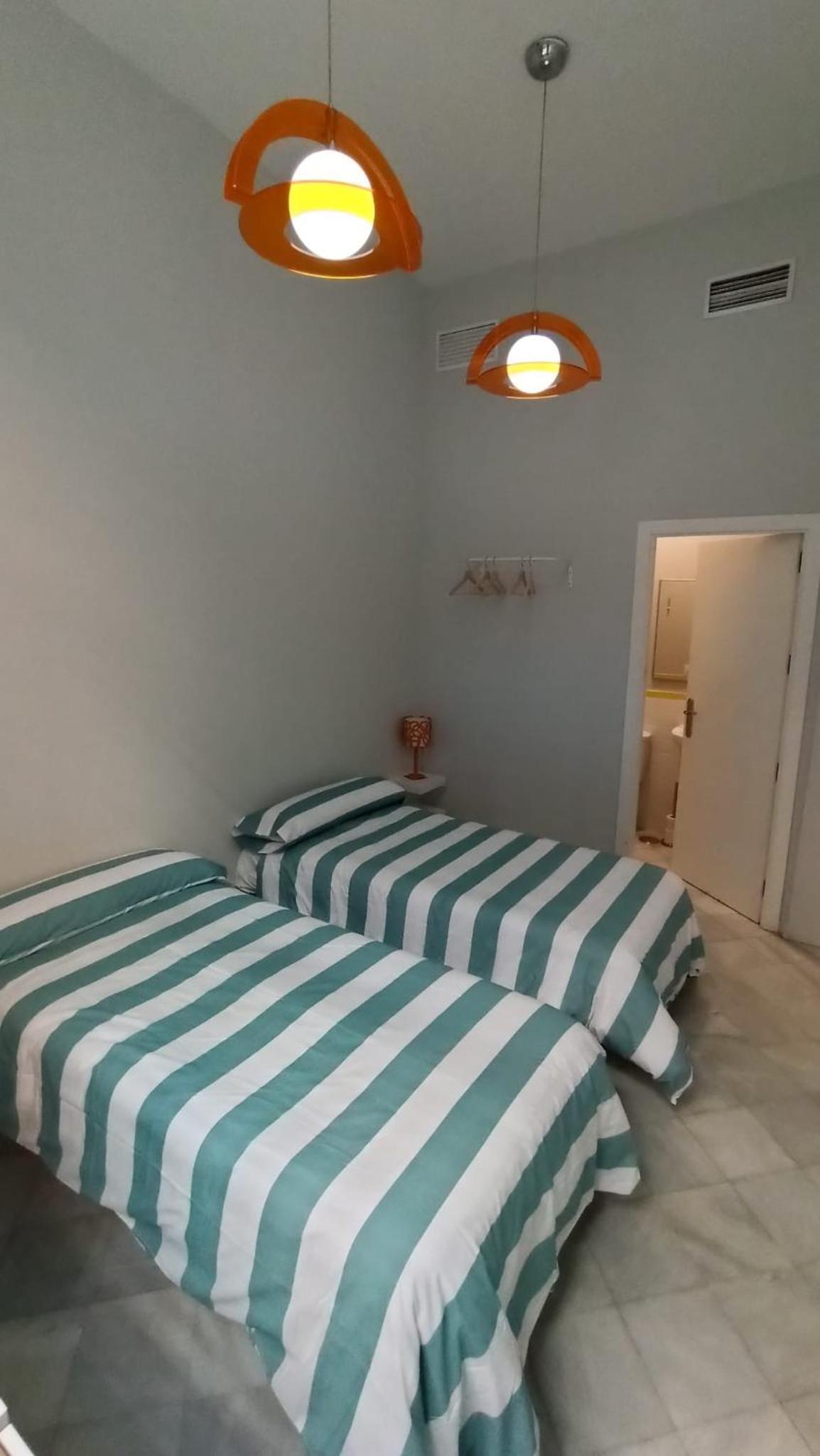 Twin Room with Bathroom - Photo 2