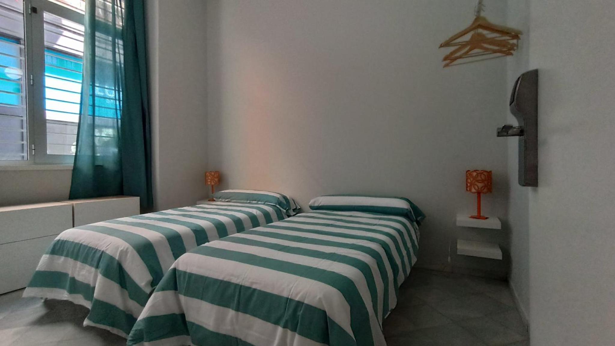 Twin Room with Bathroom - Photo 6