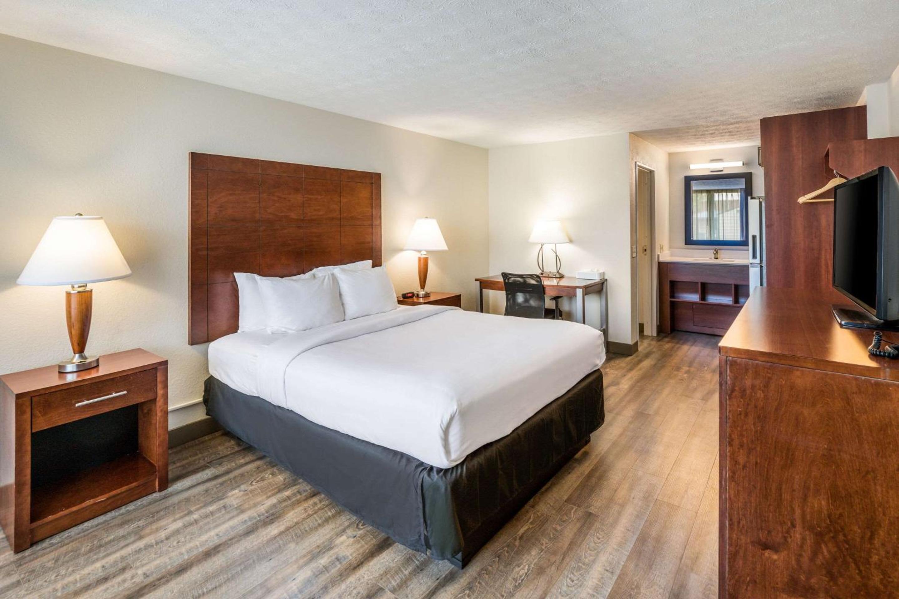 Standard Queen Room Pet Friendly - Non Smoking - Photo 2