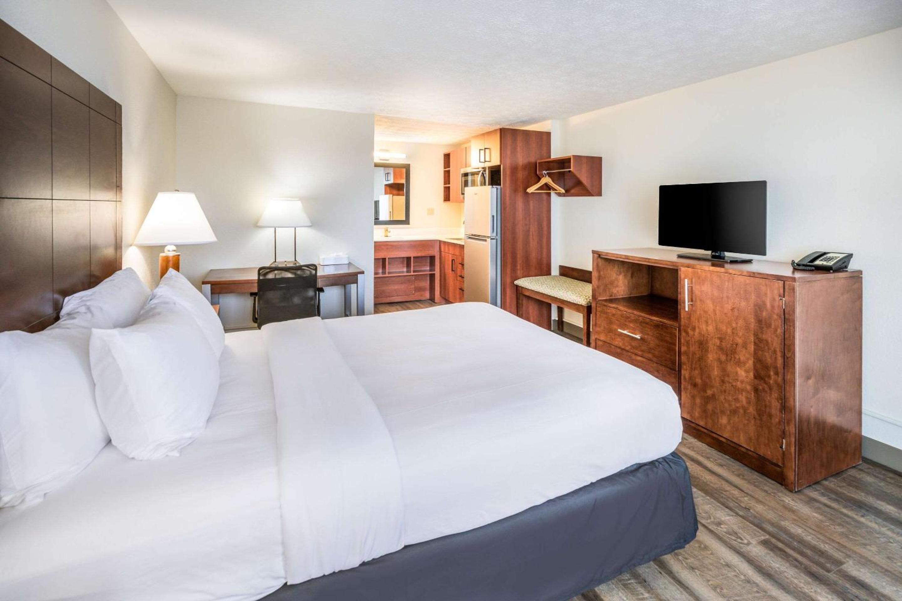 Standard Queen Room Pet Friendly - Non Smoking - Photo 1