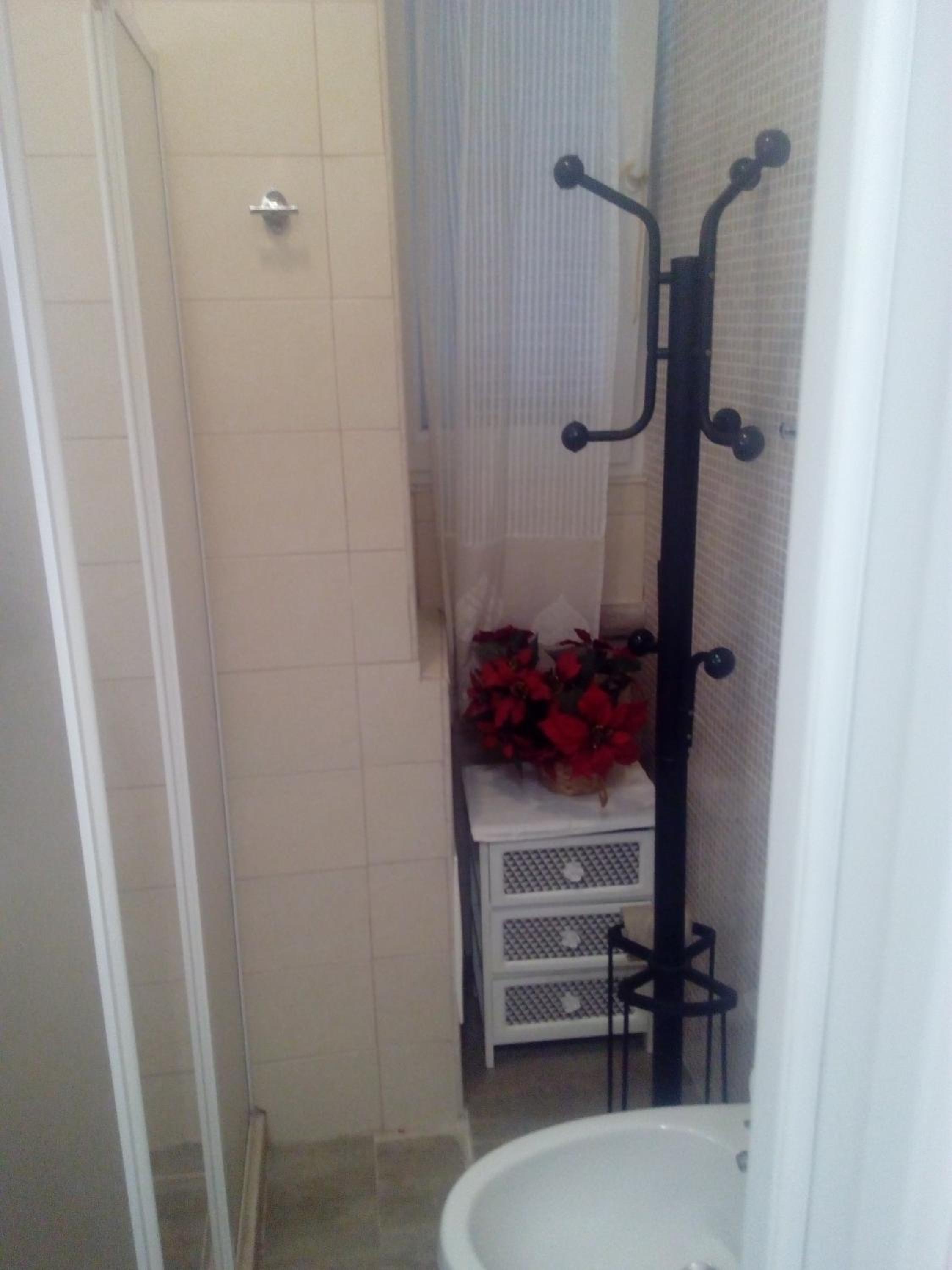 One-Bedroom Apartment - Photo 2