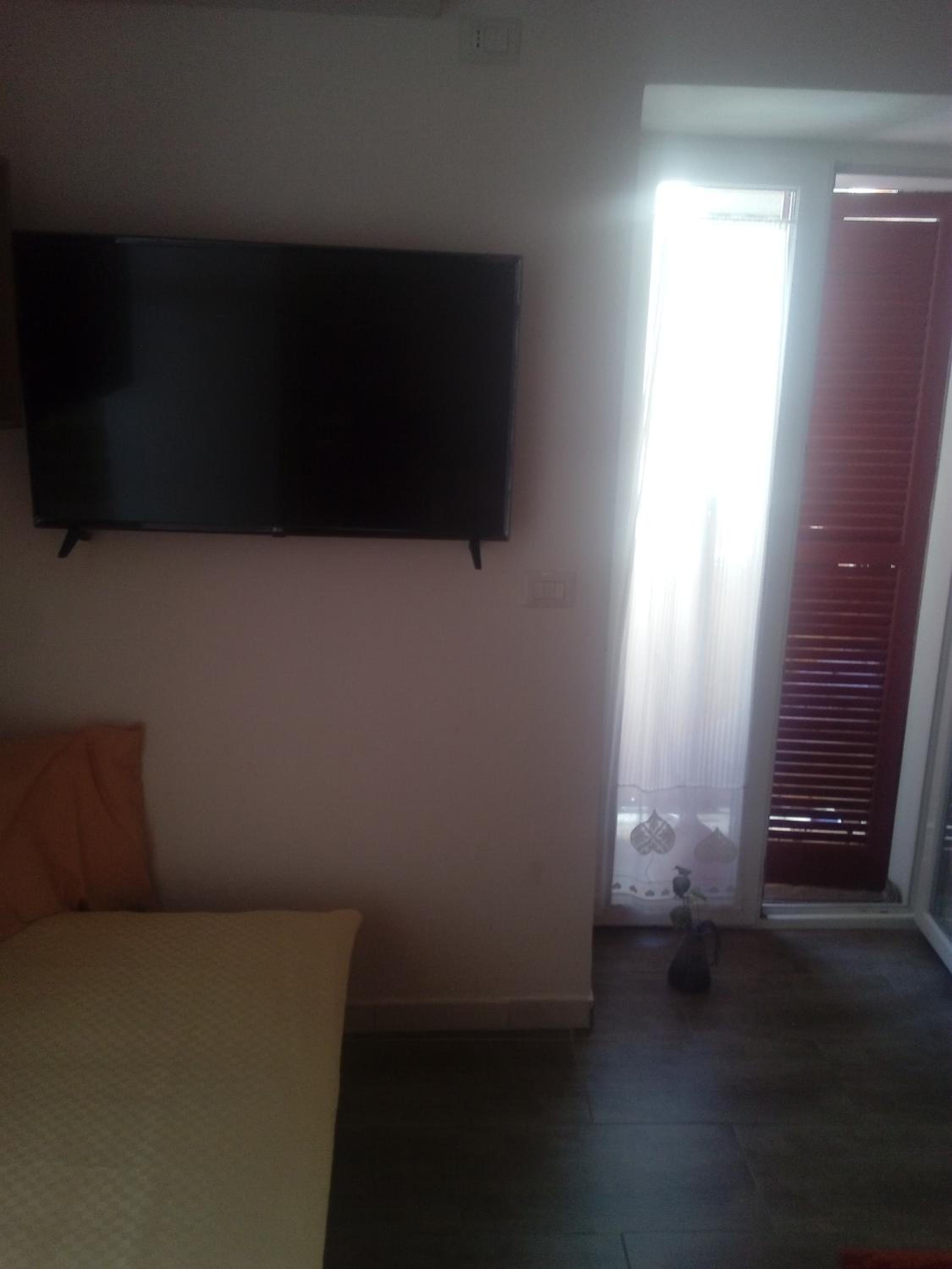 One-Bedroom Apartment - Photo 4