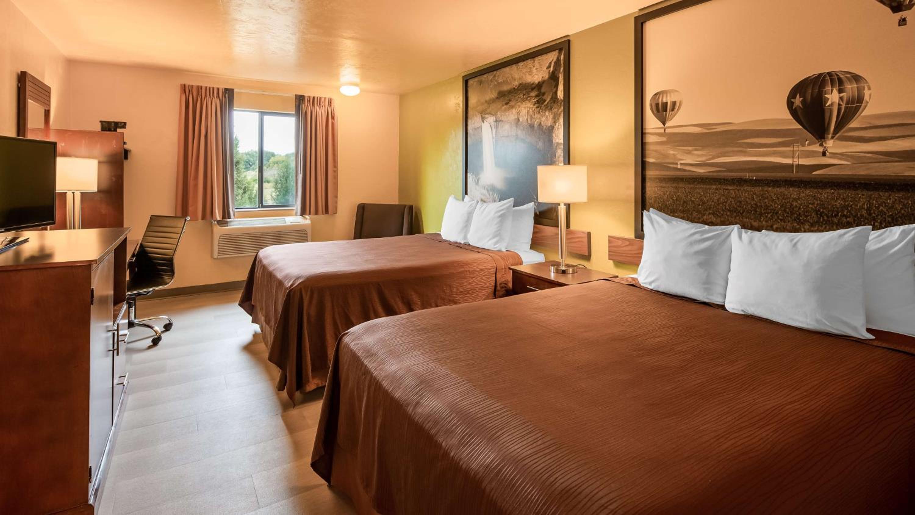Queen Room with Two Queen Beds - Photo 4