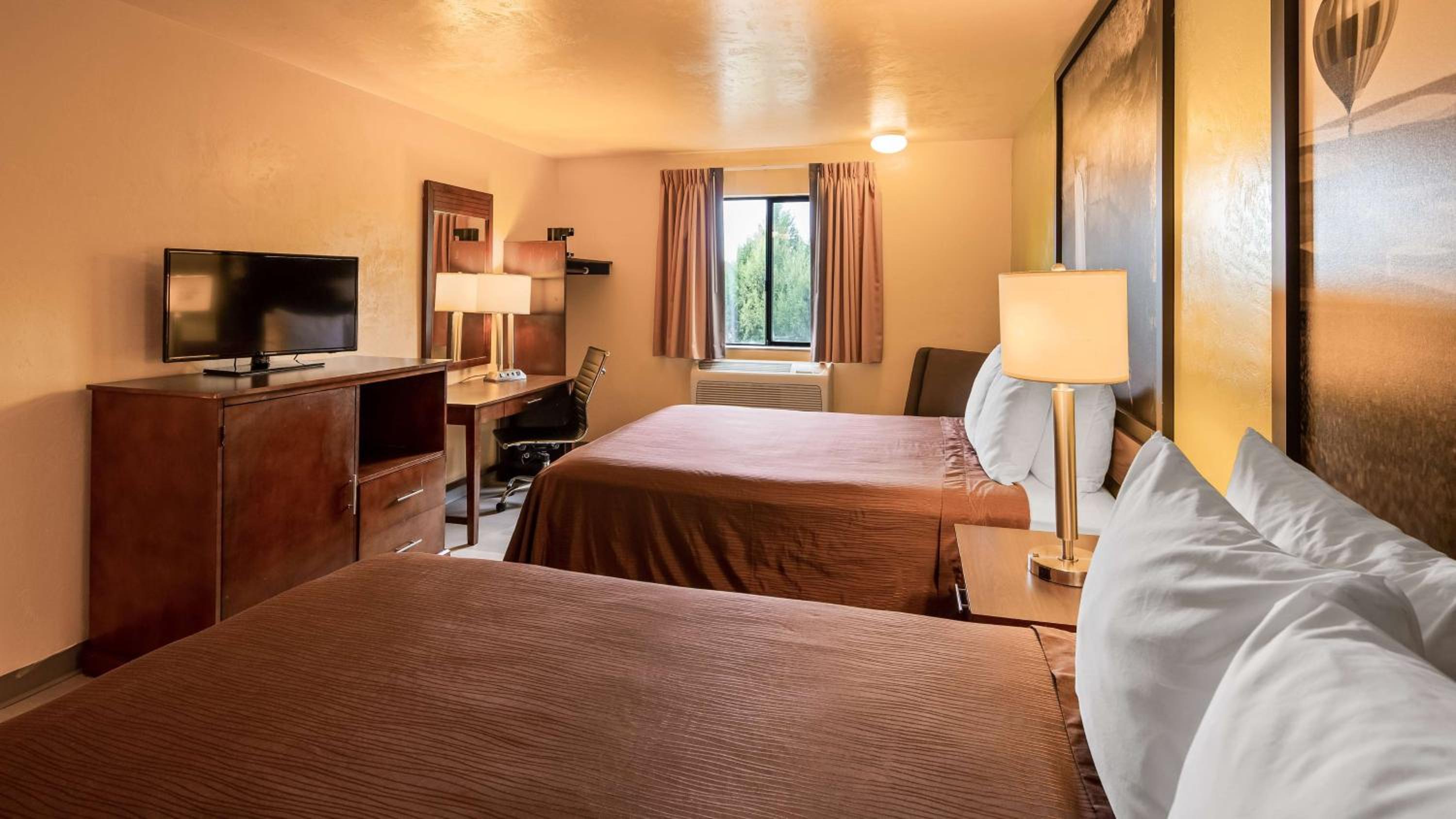 Queen Room with Two Queen Beds - Photo 2