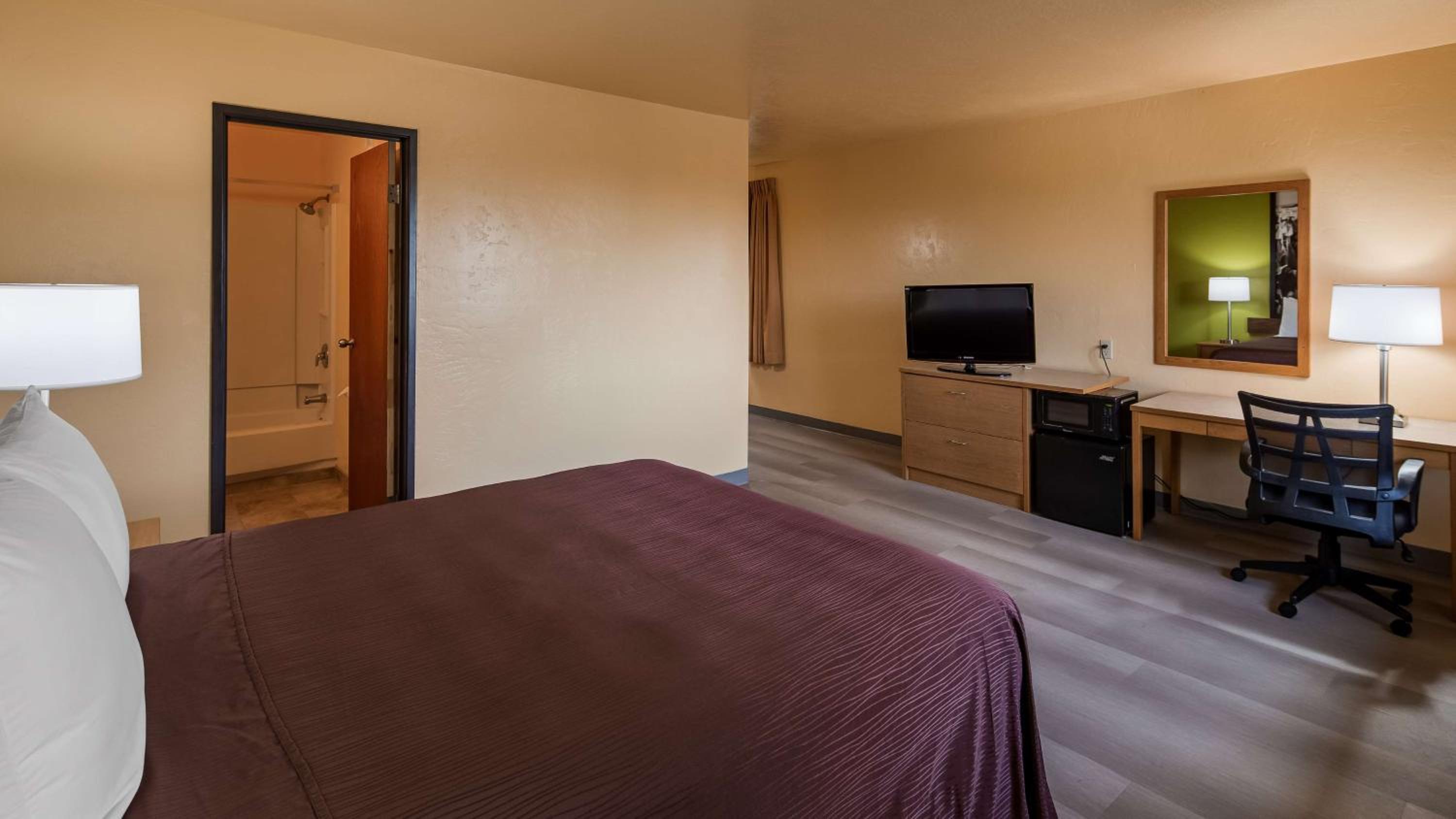 Queen Suite with Sofa Bed - Non-Smoking - Photo 3