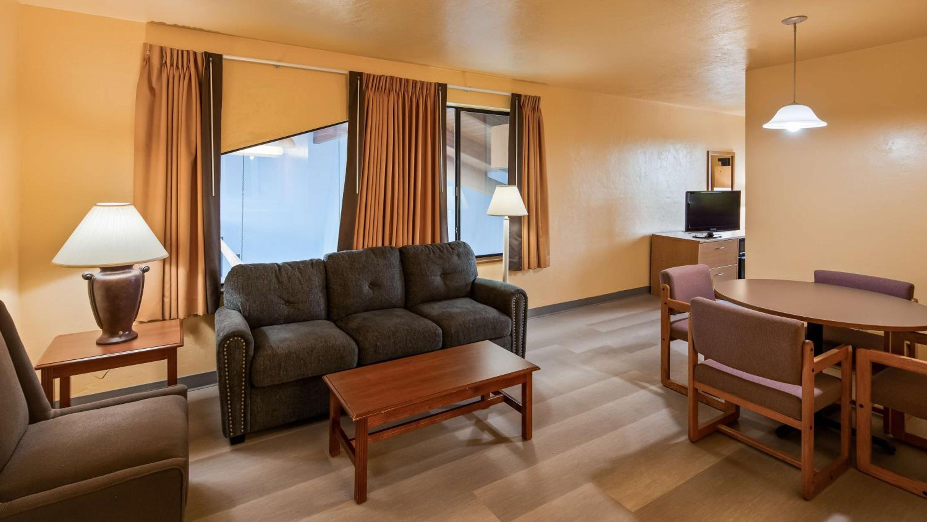 Queen Suite with Sofa Bed - Non-Smoking - Photo 1