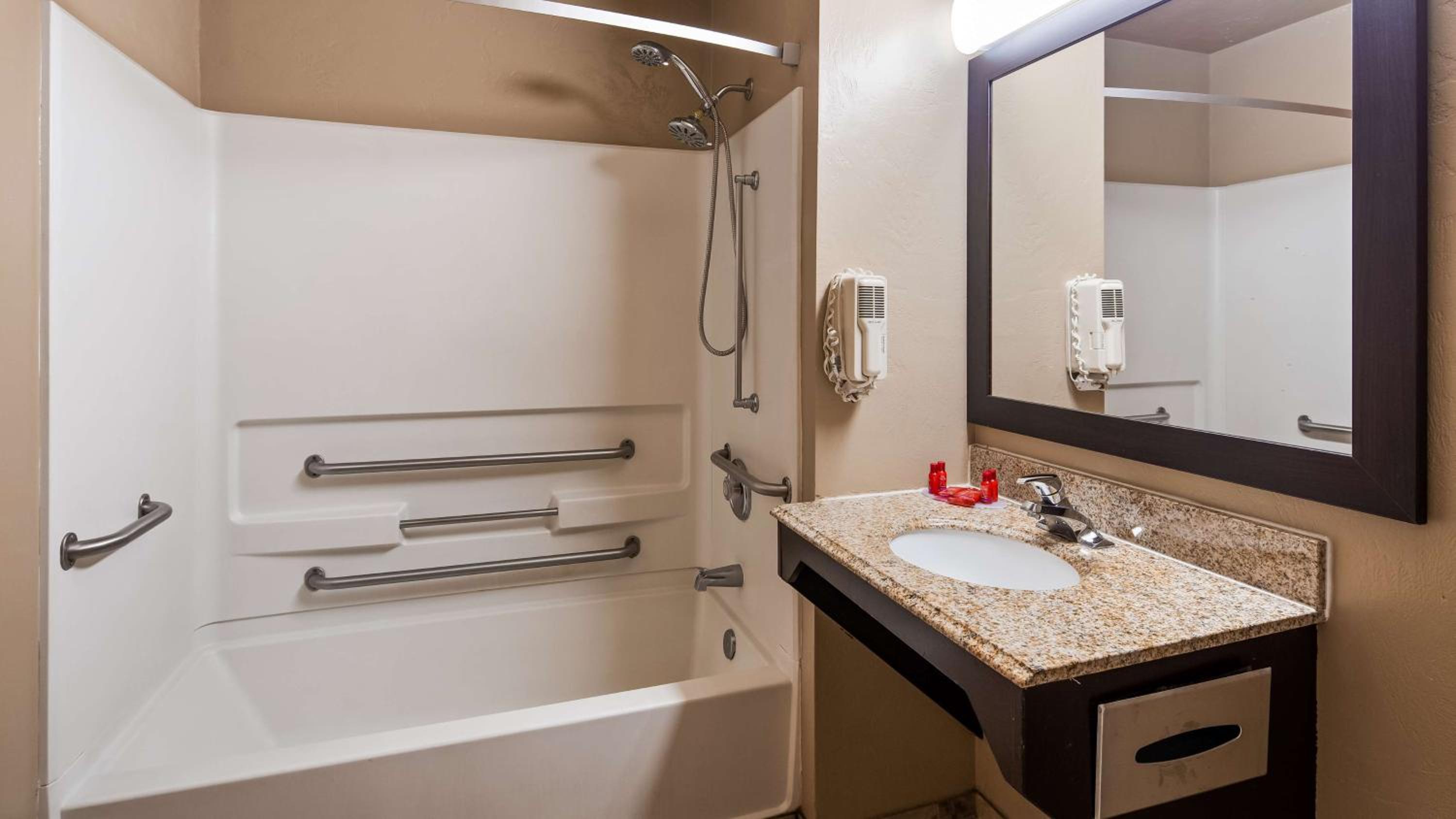 Queen Room - Mobility Access - Photo 3