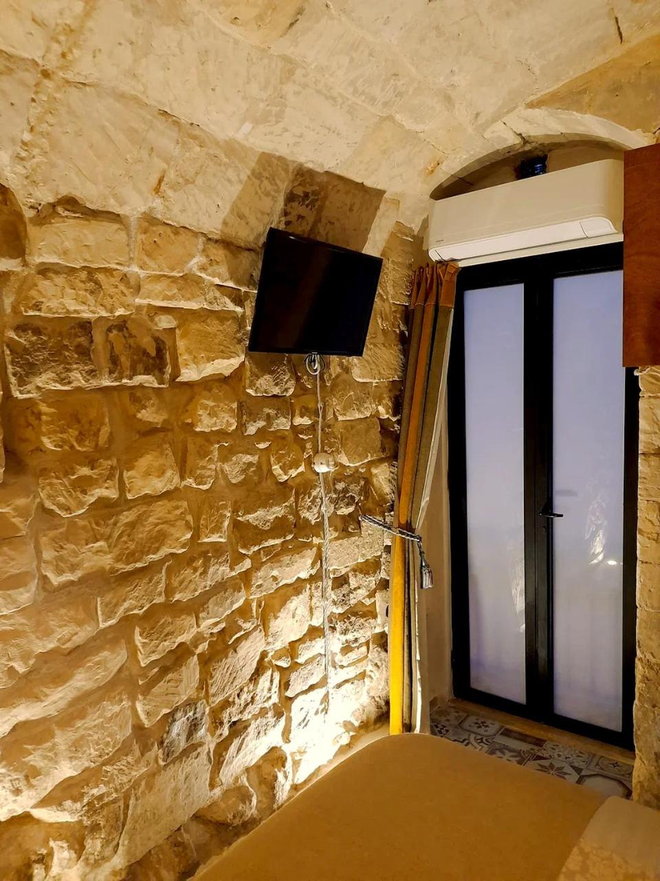 One-Bedroom House - Photo 42