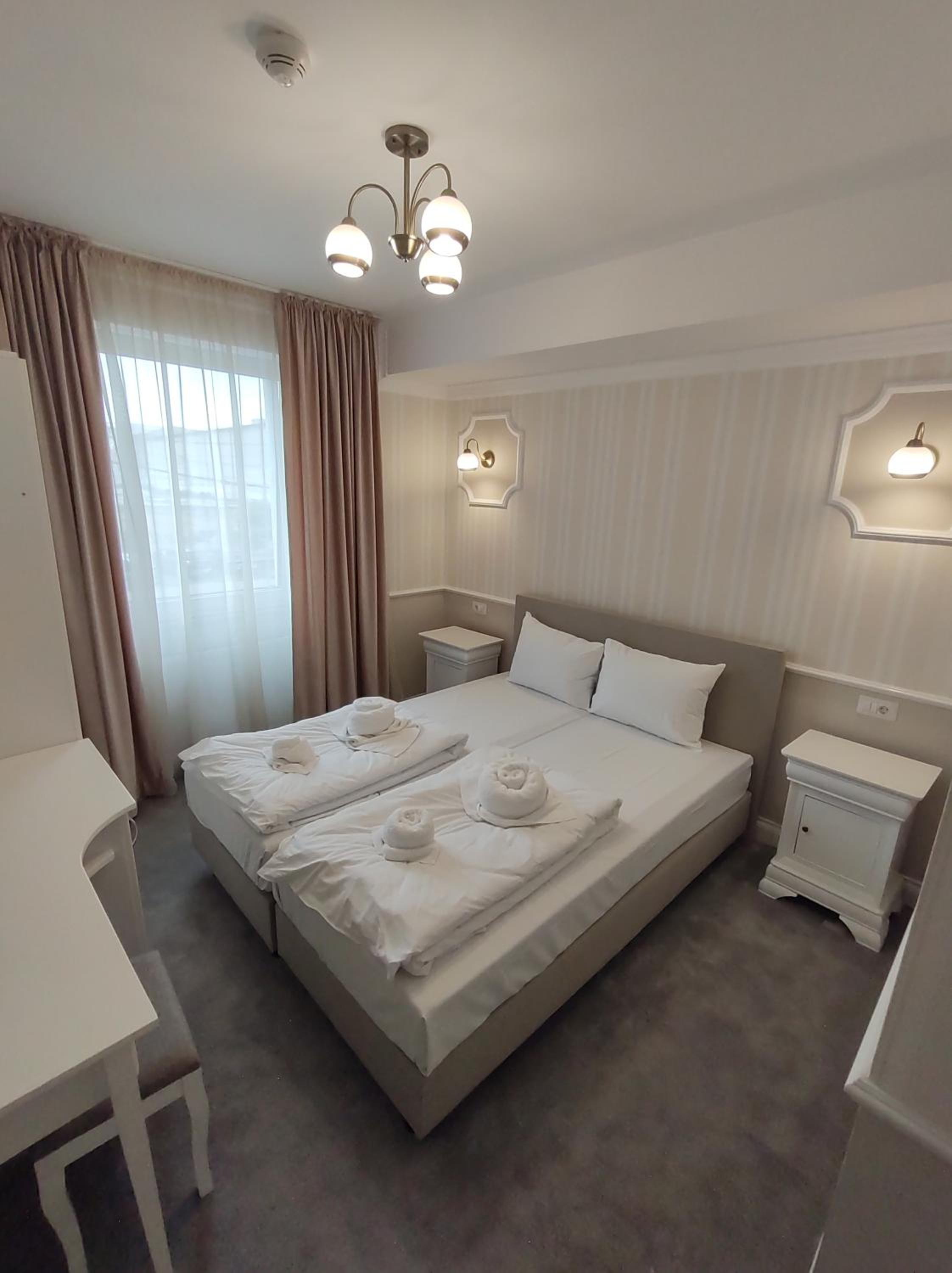 Double or Twin Room - Photo 4