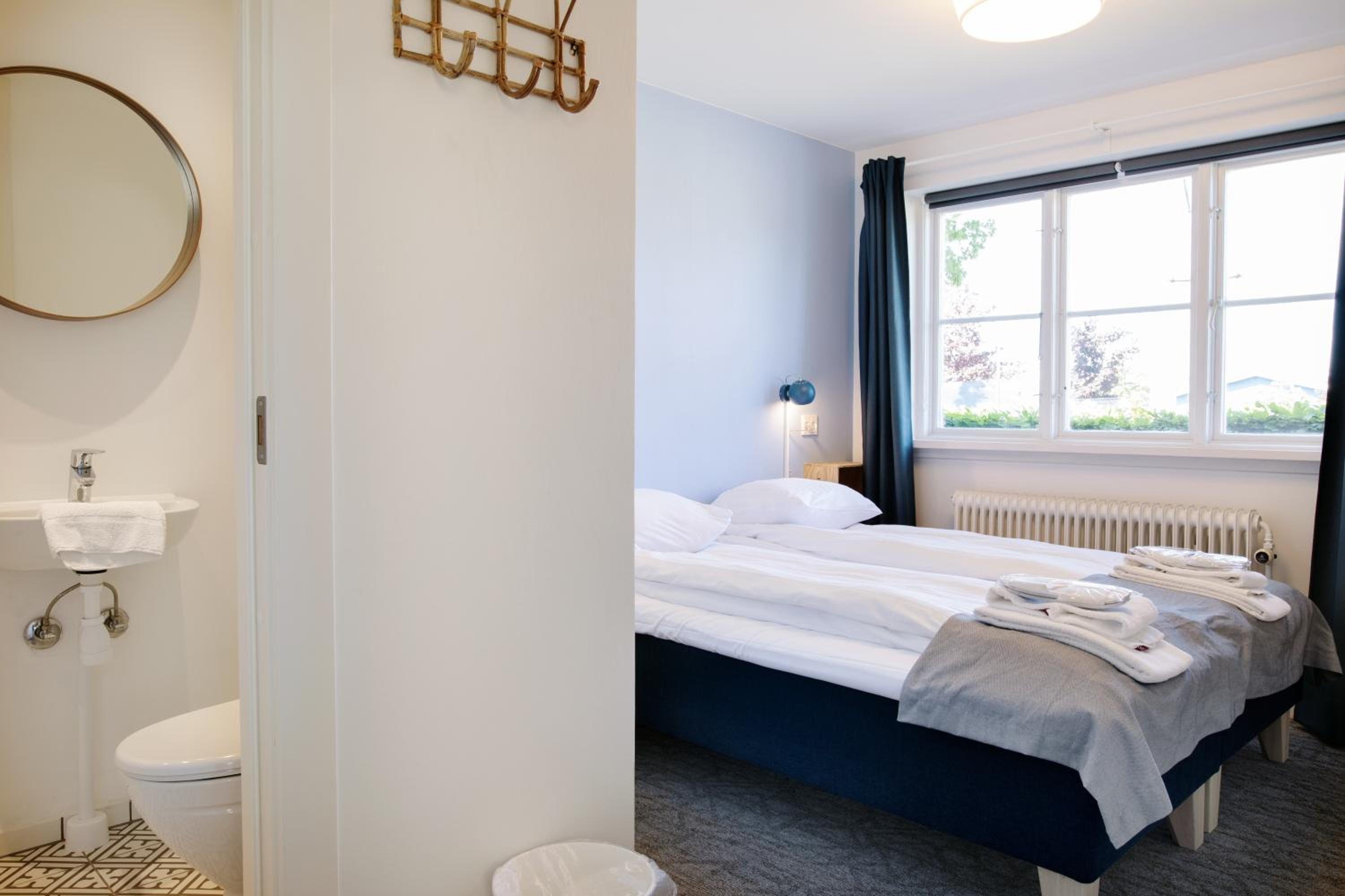Double or Twin Room with Bathroom - Photo 2