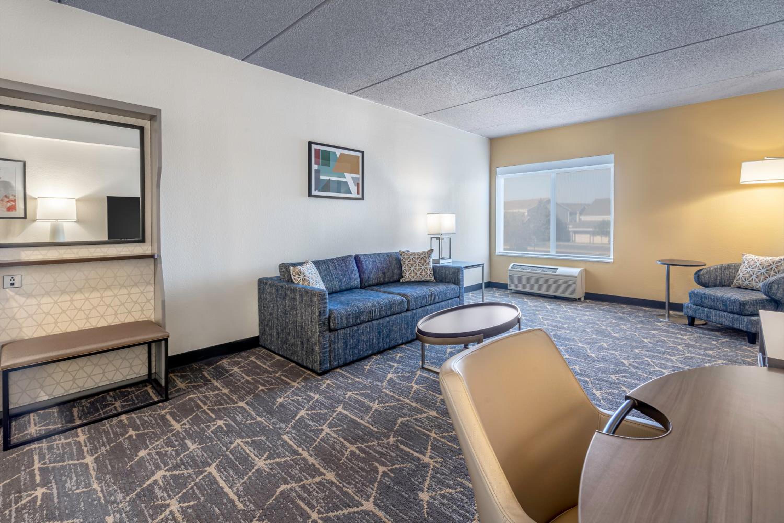 Standard King Room with Sofa Bed - Non-Smoking - Photo 4