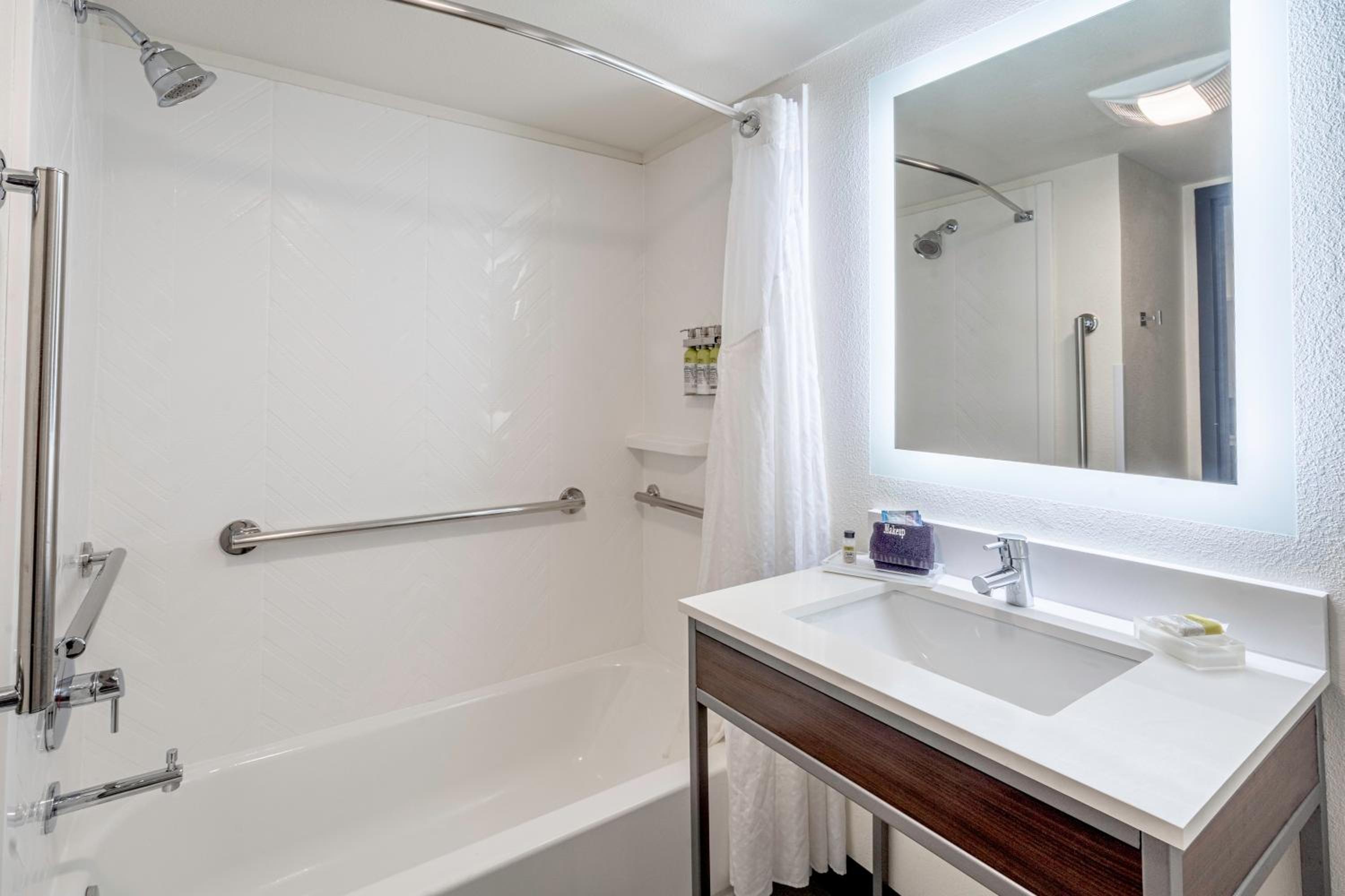 Queen Room with Two Queen Beds and Mobility Accessible Bathtub - Photo 7