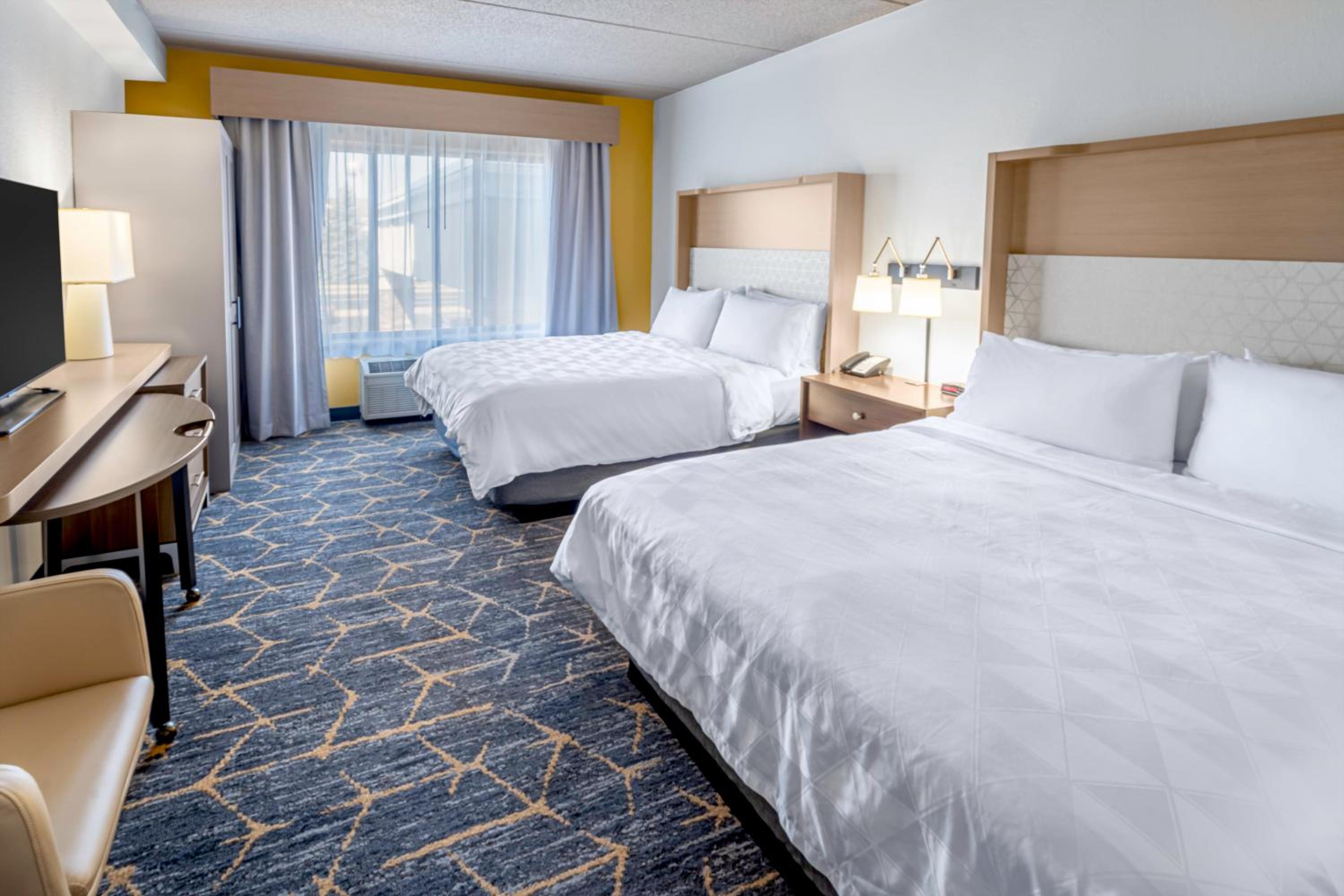 Standard Queen Room with Two Queen Beds - Photo 5
