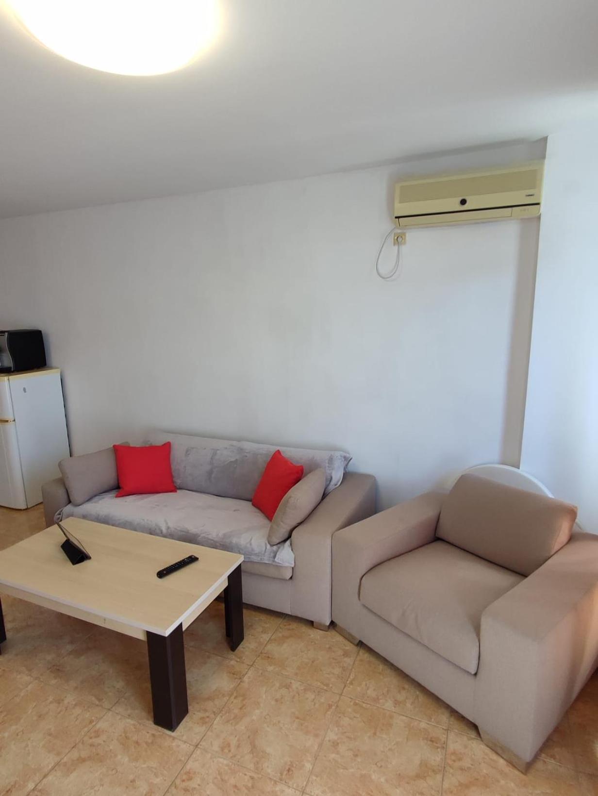 One-Bedroom Apartment photo 2