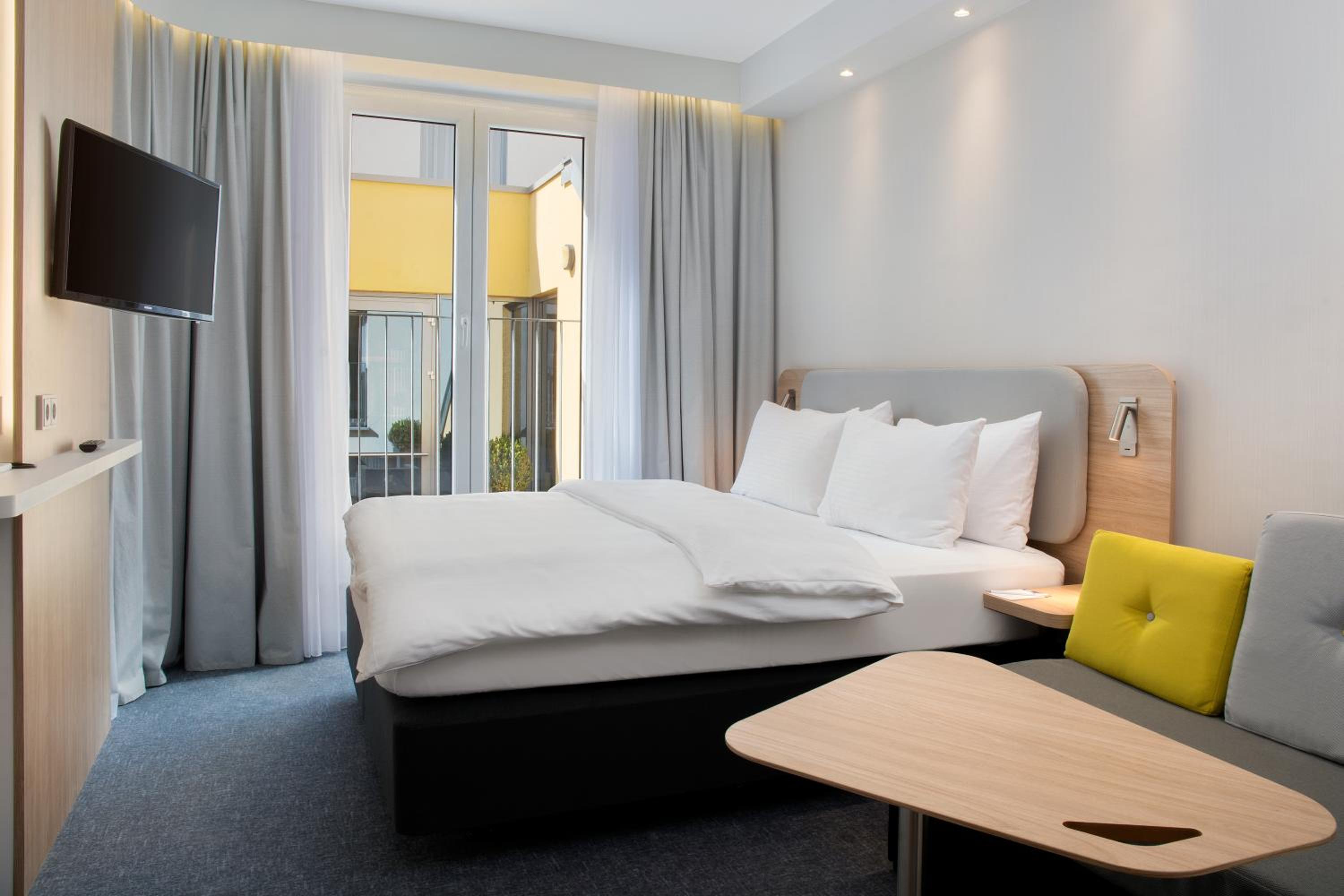 Standard Queen Room - Low Floor - Photo 1
