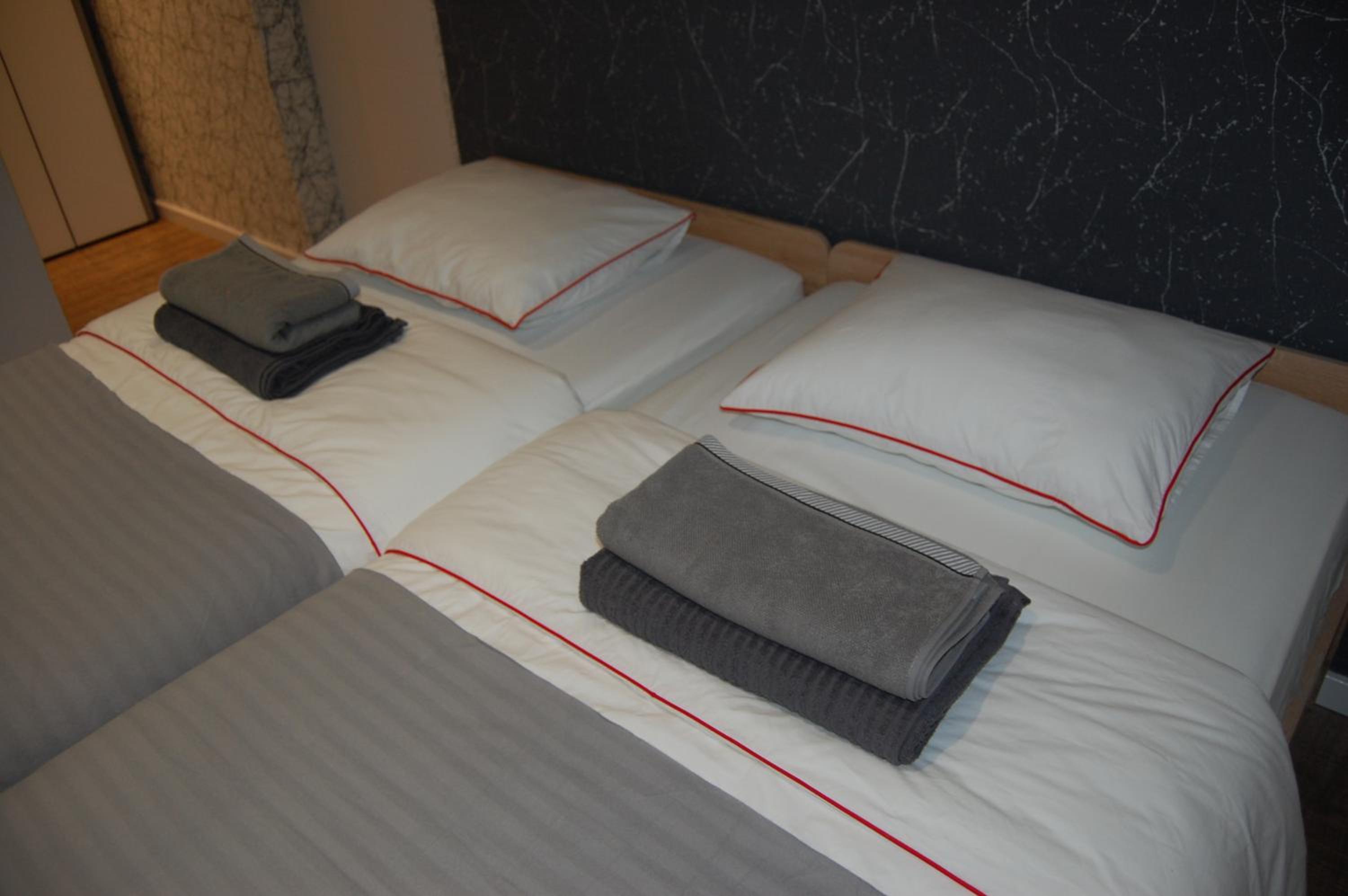 Double or Twin Room with Private Bathroom - Photo 2