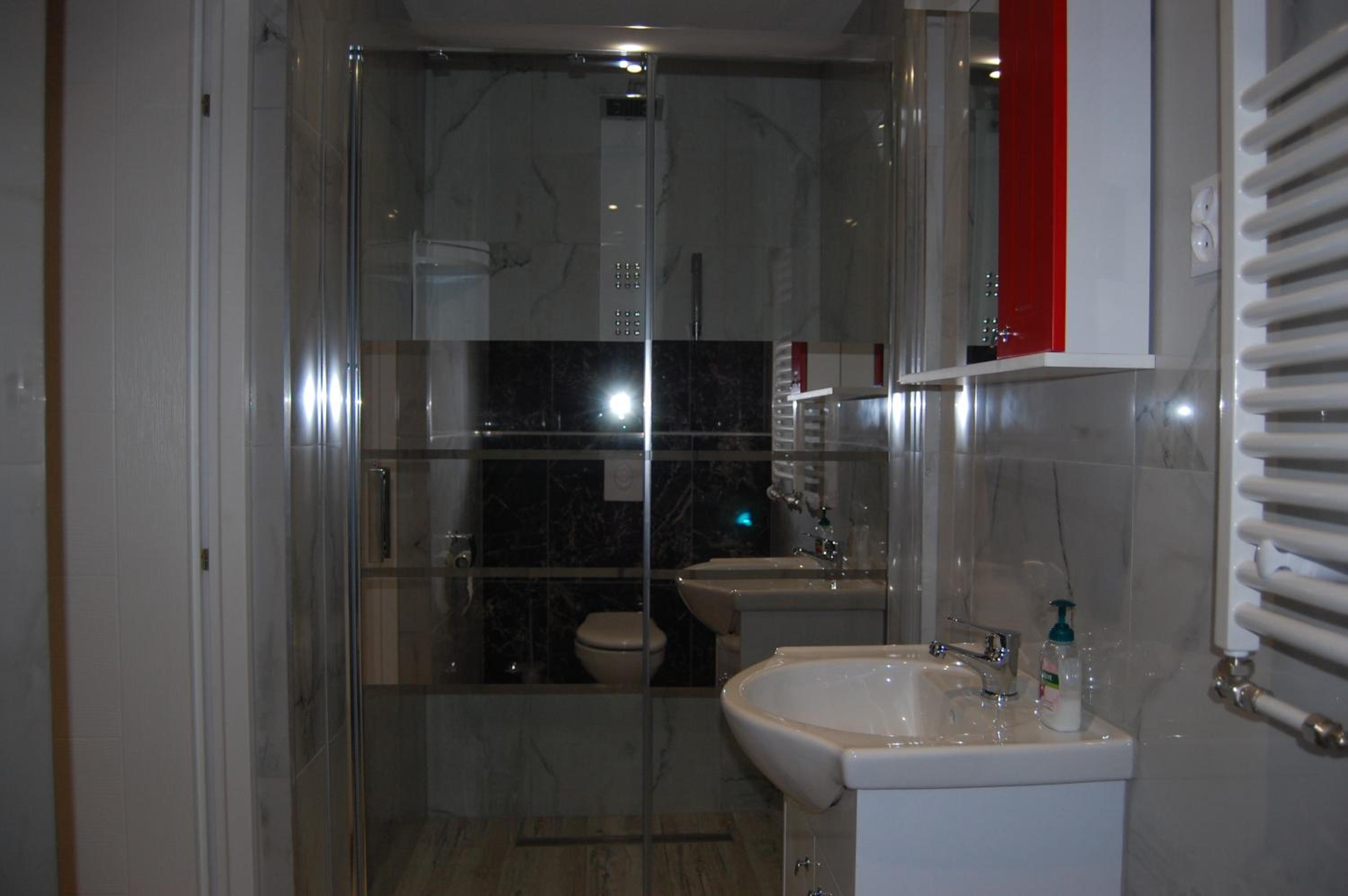Double or Twin Room with Private Bathroom - Photo 7