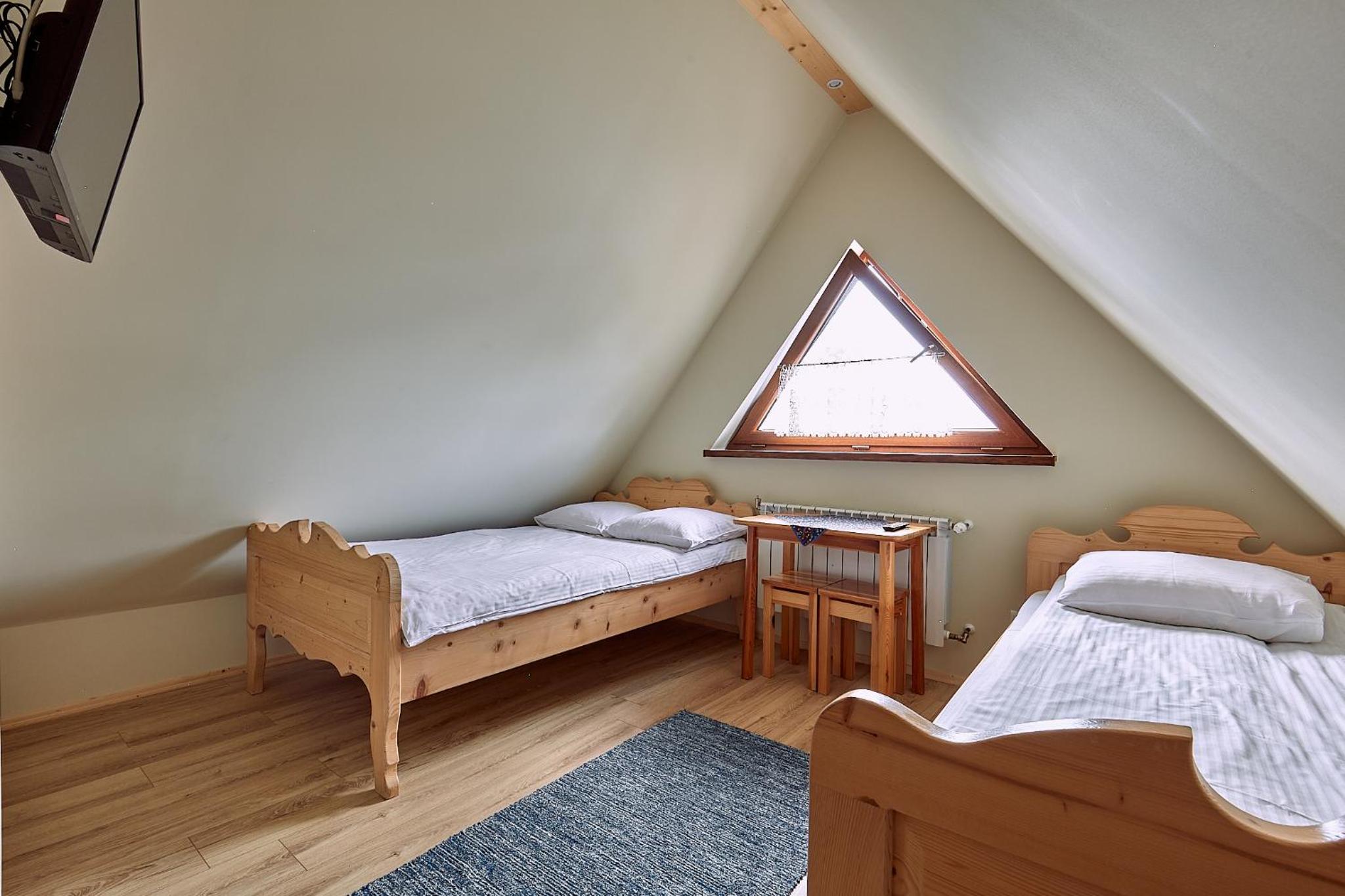 Economy Triple Room - Photo 5