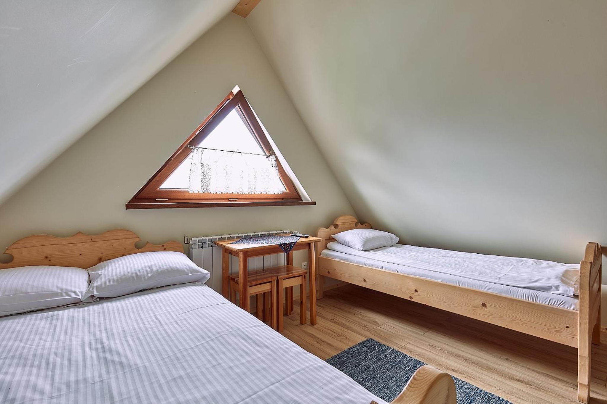 Economy Triple Room - Photo 6