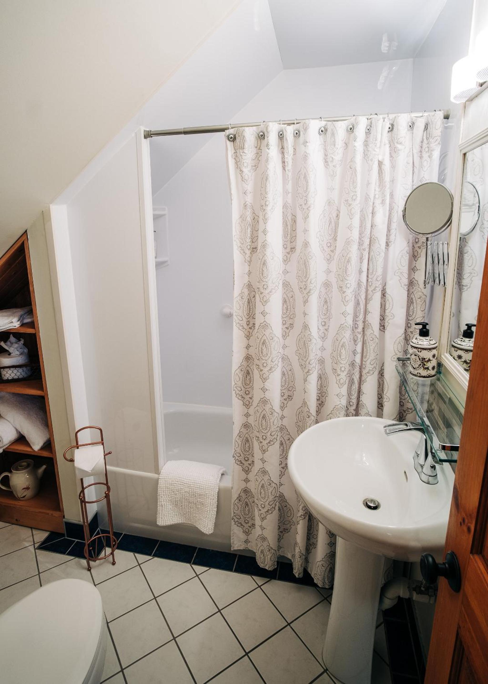 Deluxe King Suite photo 3