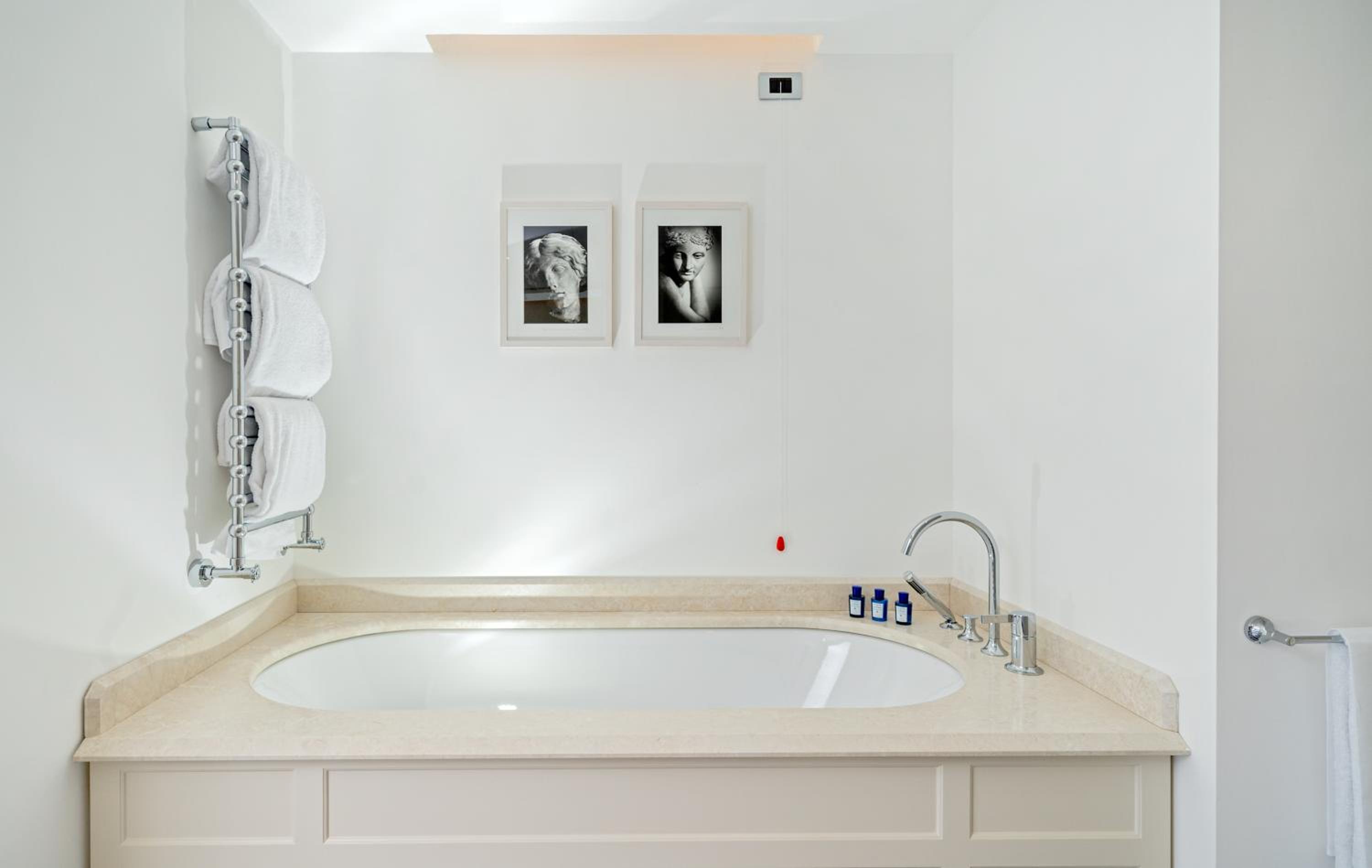 Suite with Private Pool - Photo 22