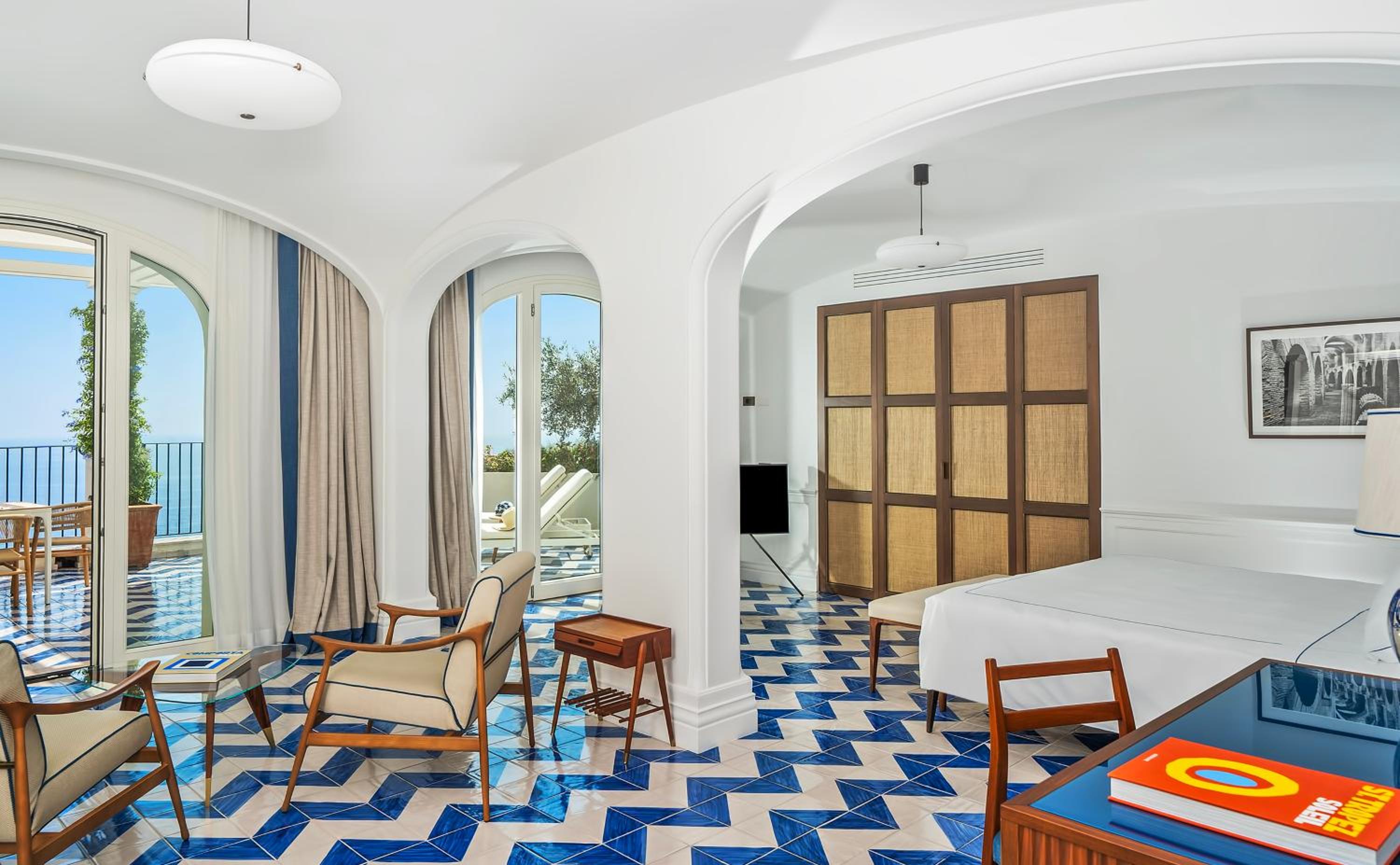 Deluxe Suite with Sea View - Photo 1