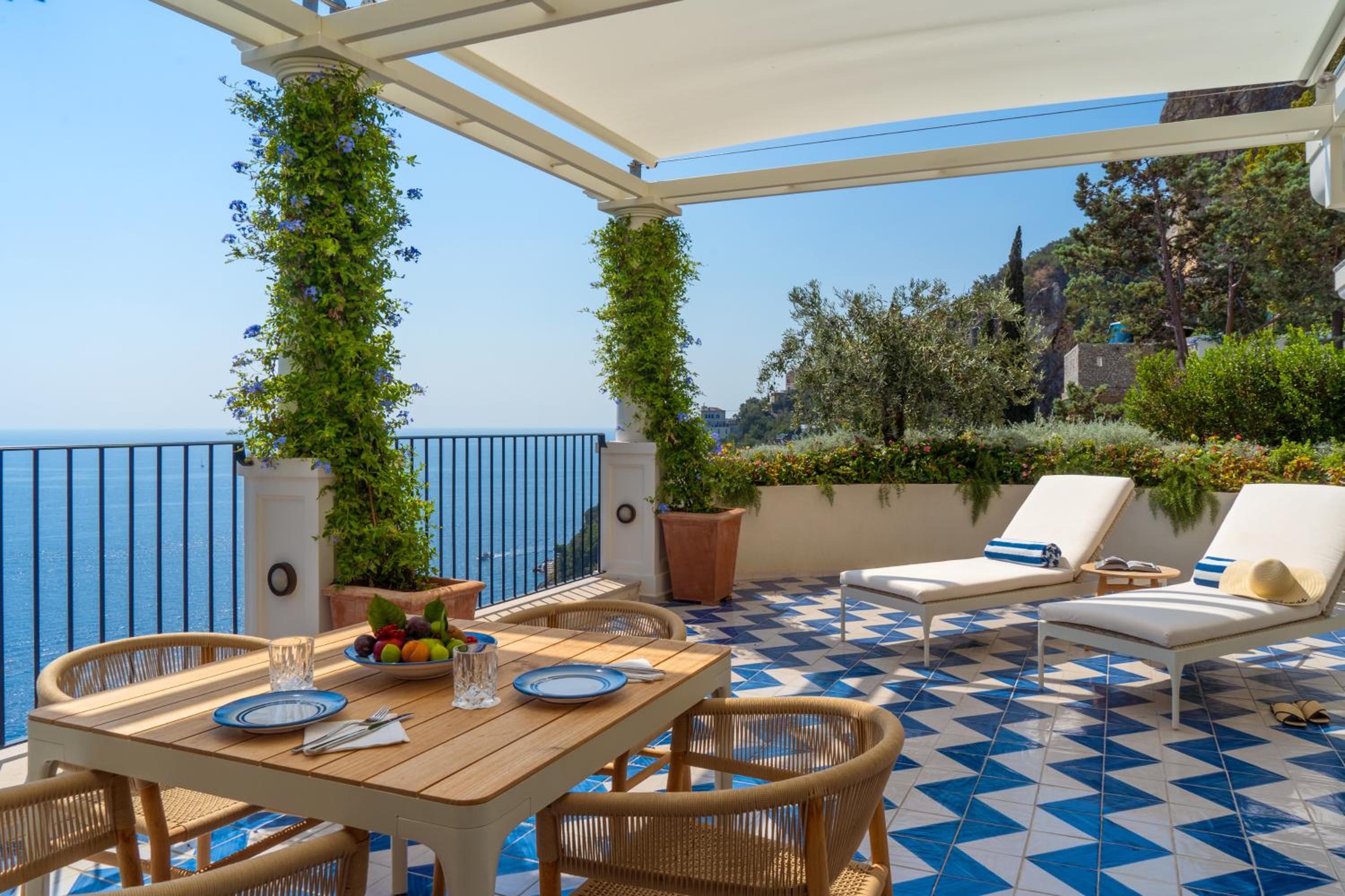 Deluxe Suite with Sea View - Photo 10