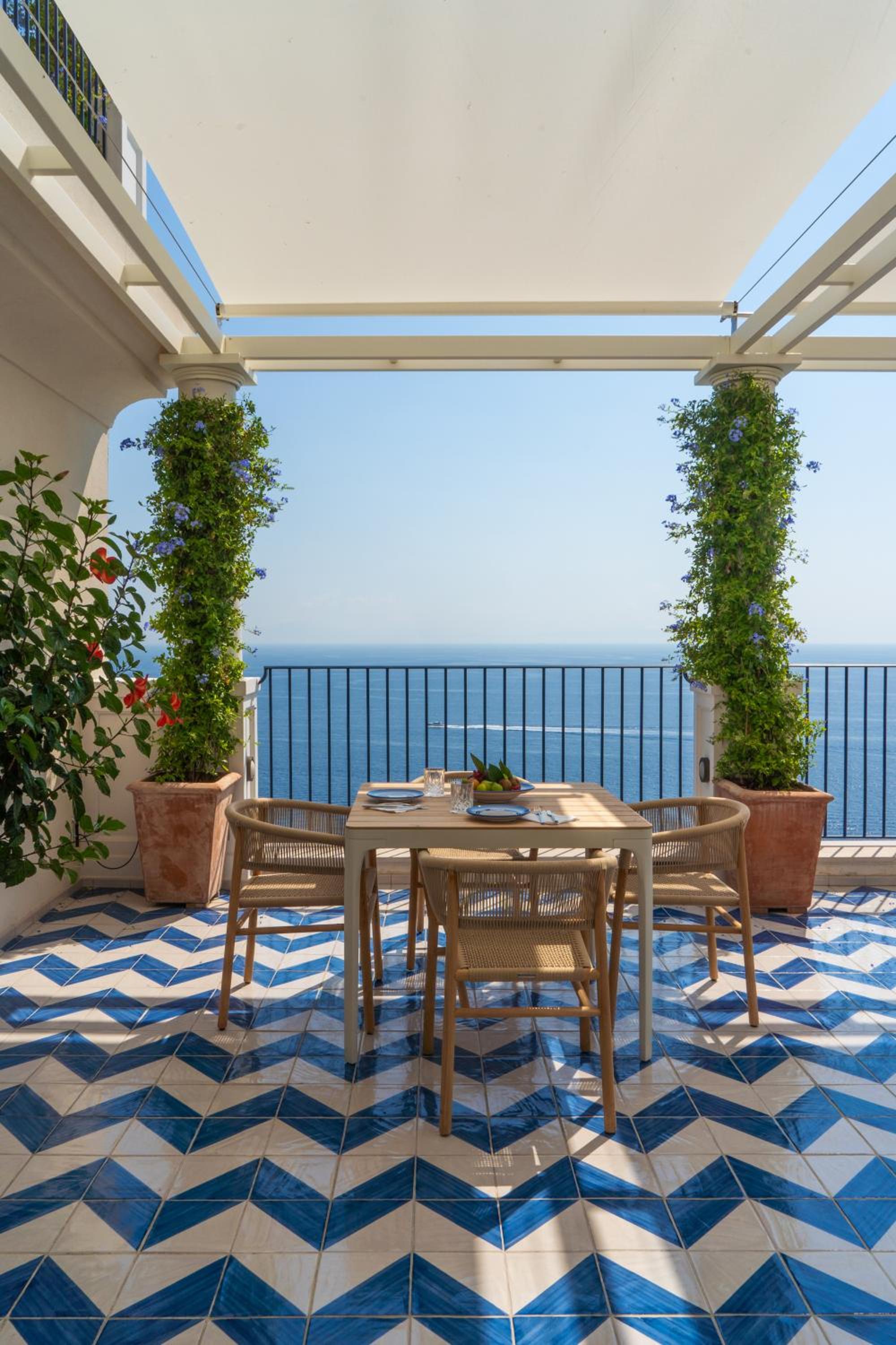 Deluxe Suite with Sea View - Photo 2