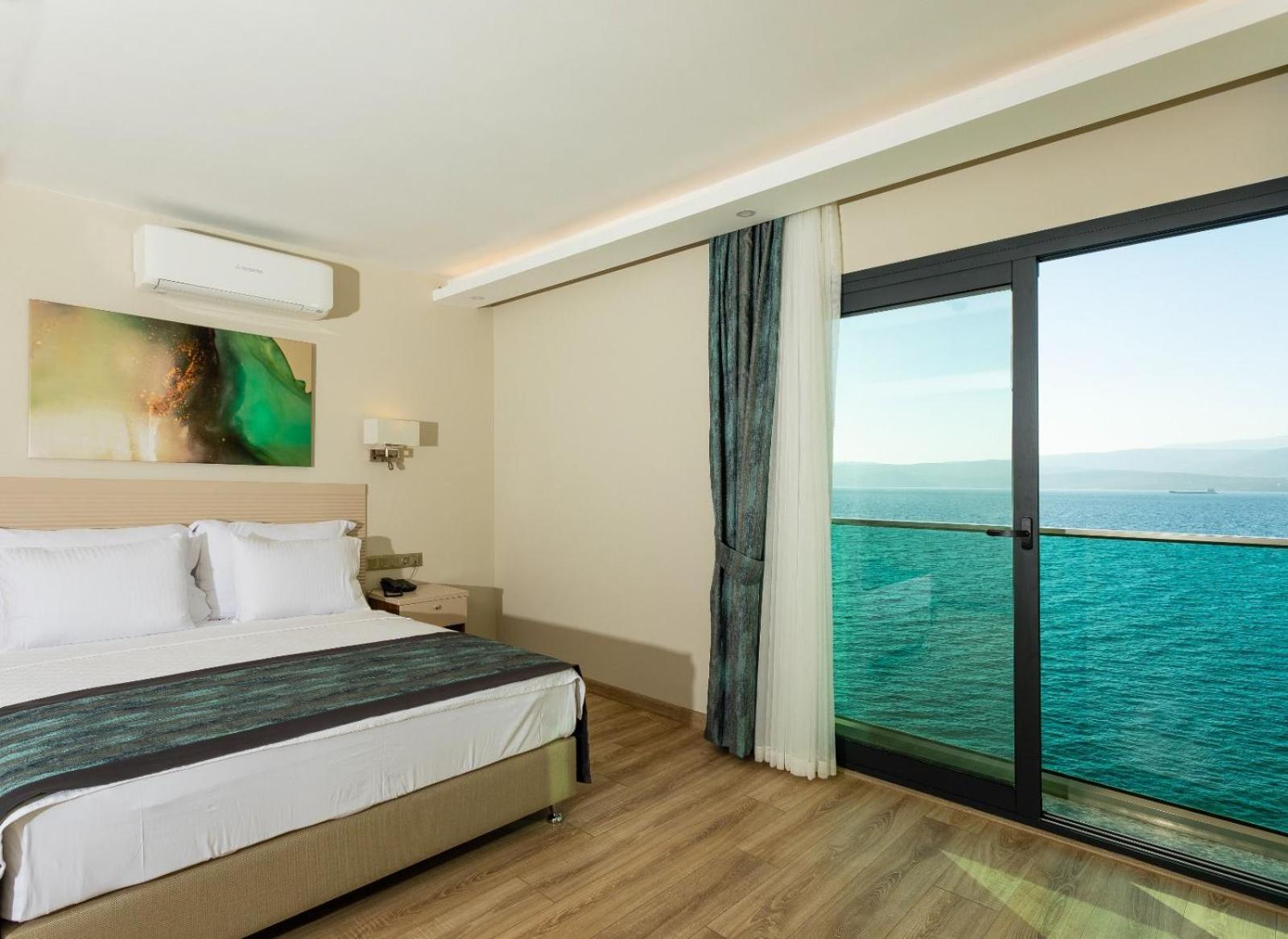 Deluxe Double Room with Sea View - Photo 3