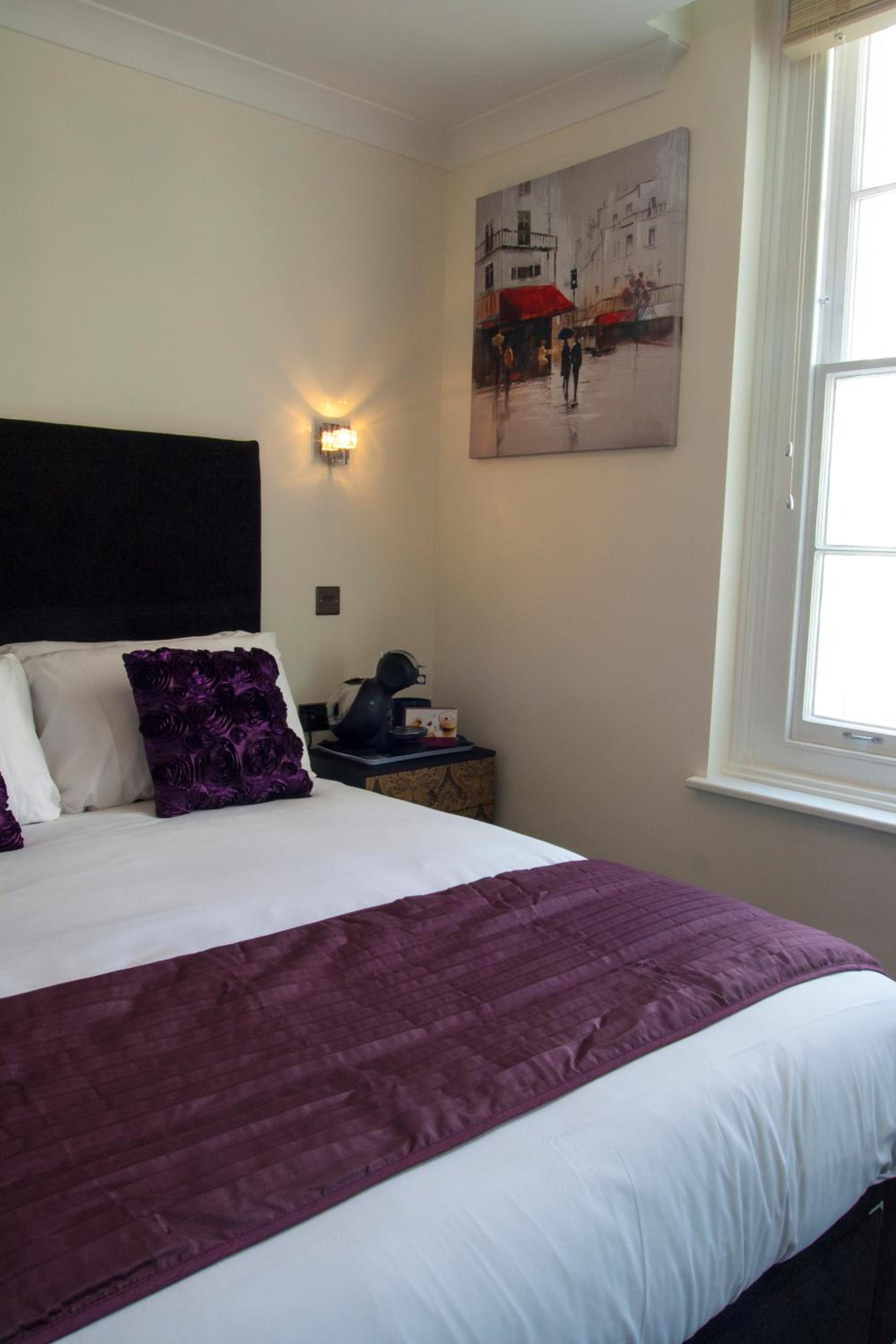 Compact King Room photo 1
