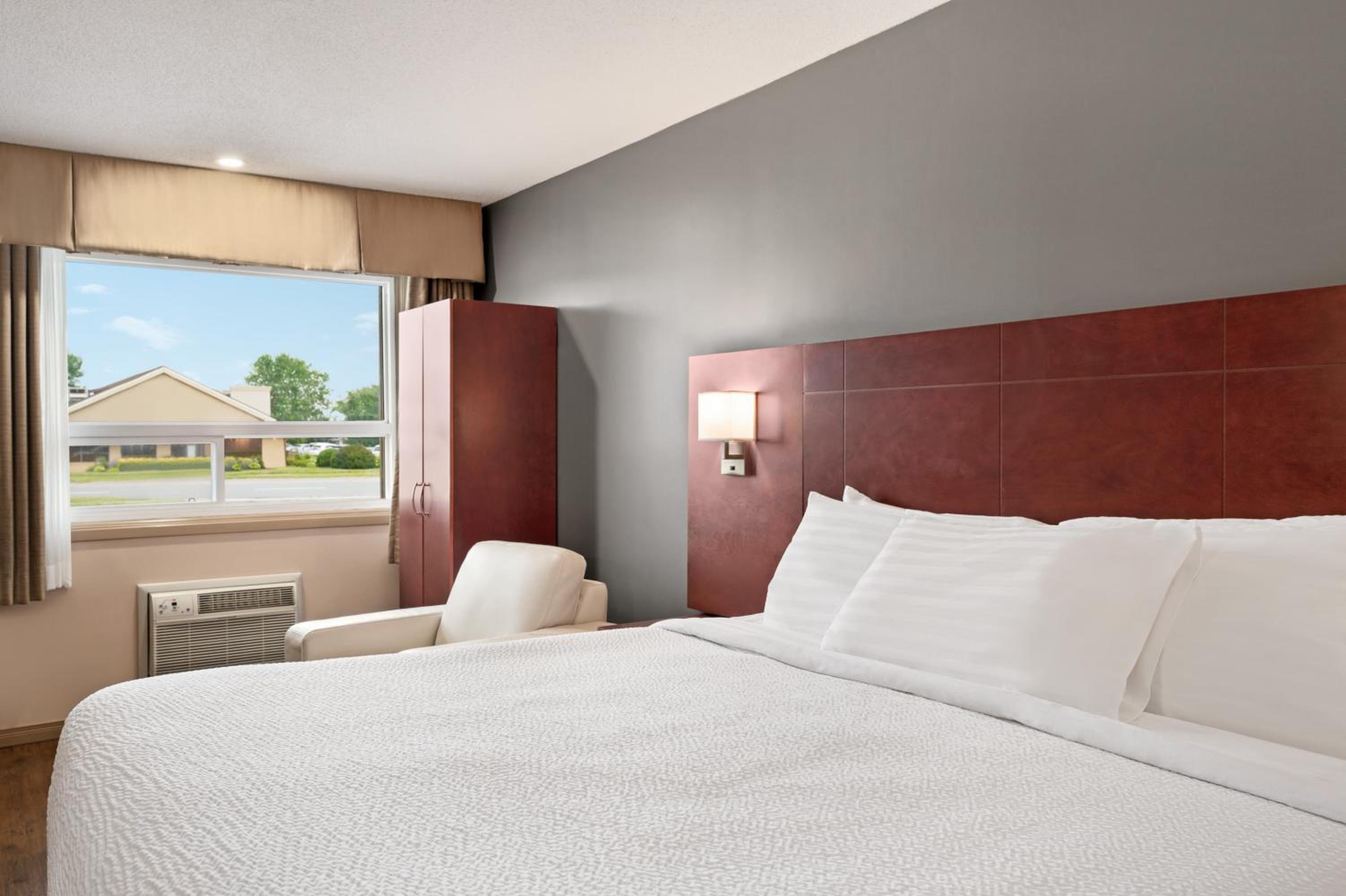 Deluxe King Room - Non-Smoking - Photo 1