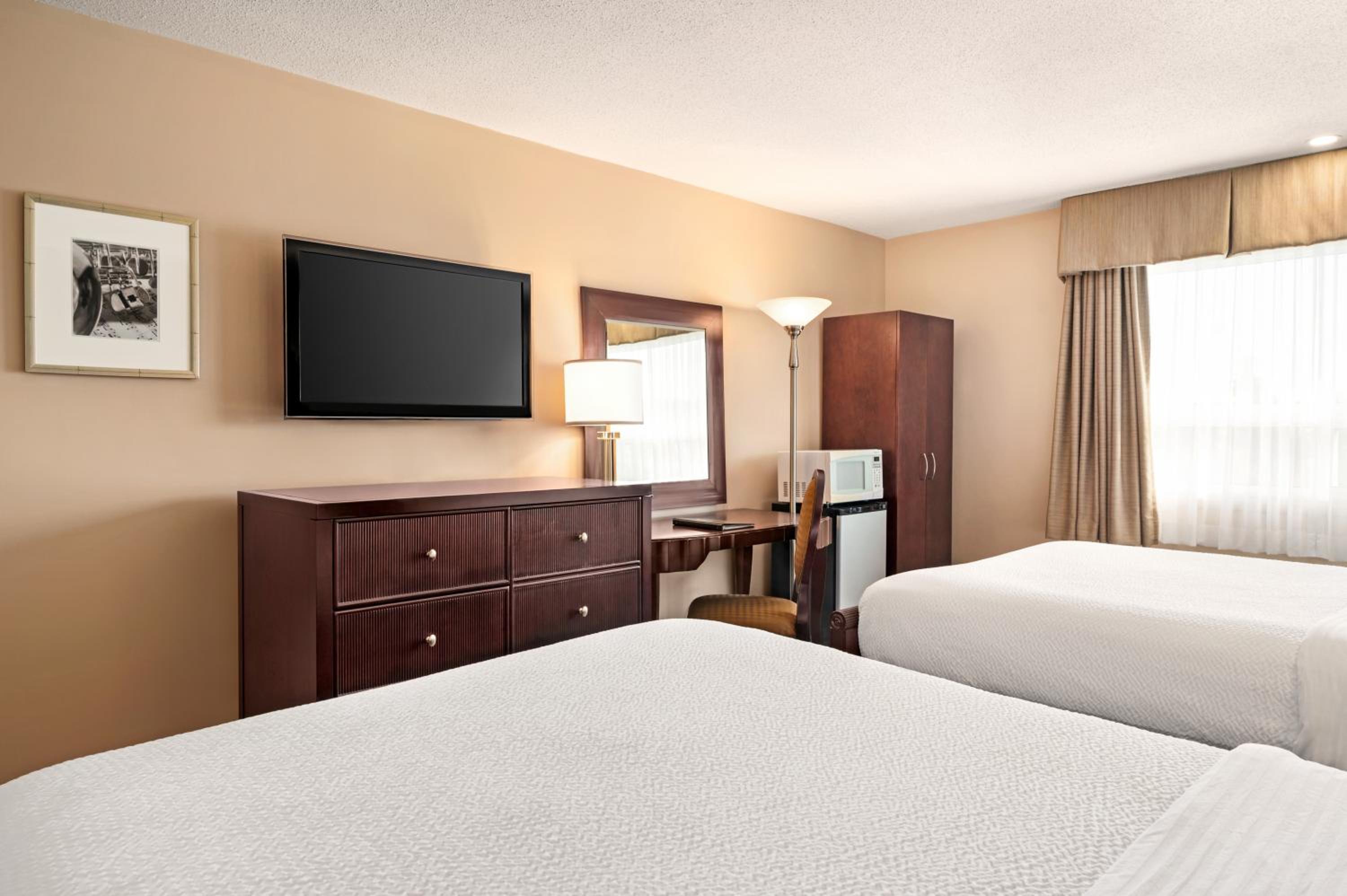 Queen Room with Two Queen Beds - Non-Smoking - Photo 2