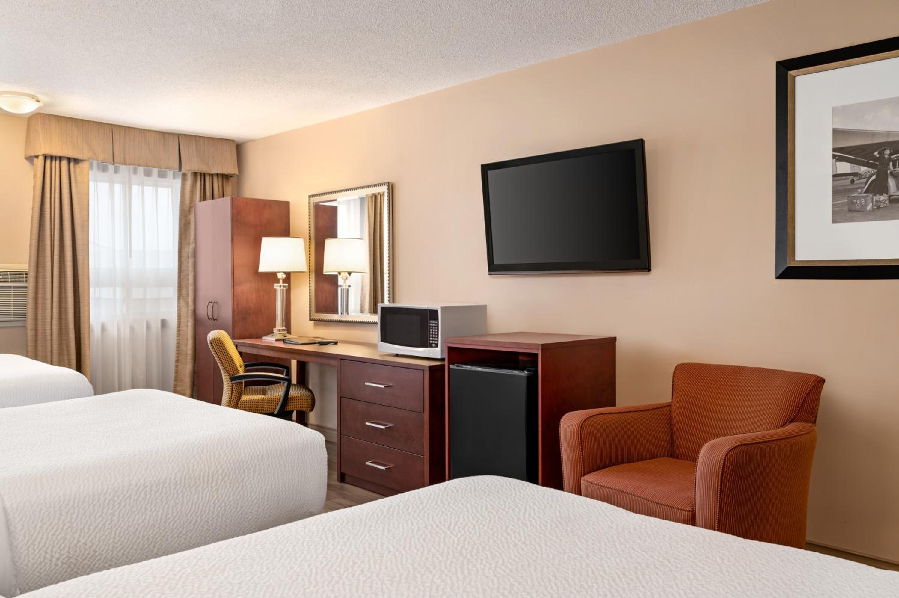 Double Room with Three Double Beds - Non-Smoking - Photo 2