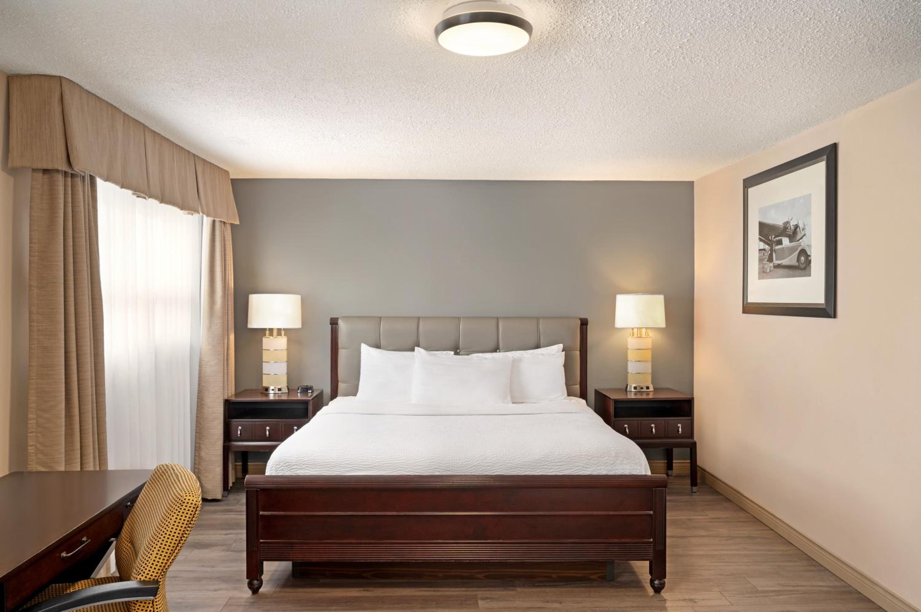 Deluxe King Suite - Non-Smoking - Photo 1