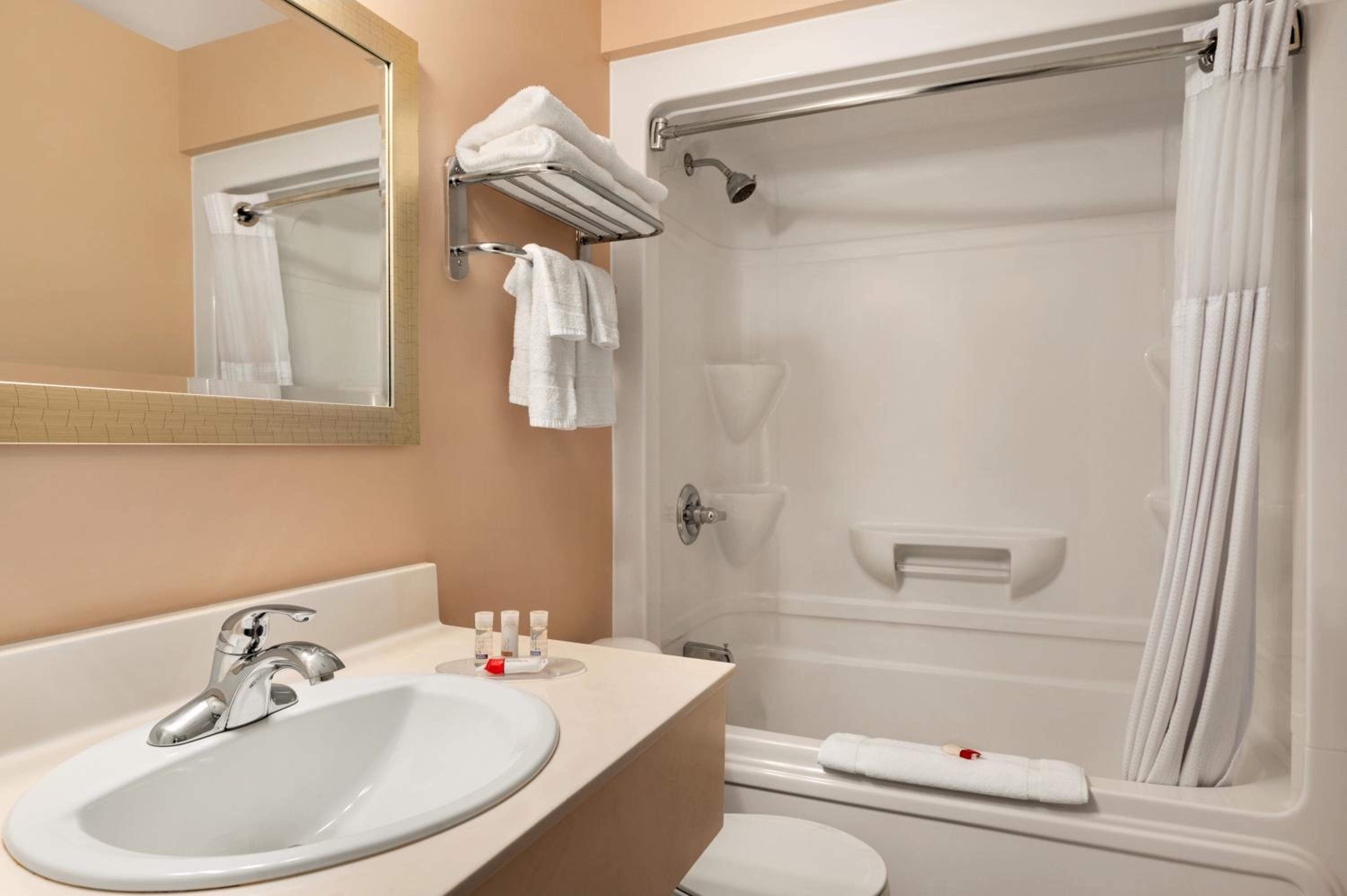Deluxe King Room - Non-Smoking - Photo 2