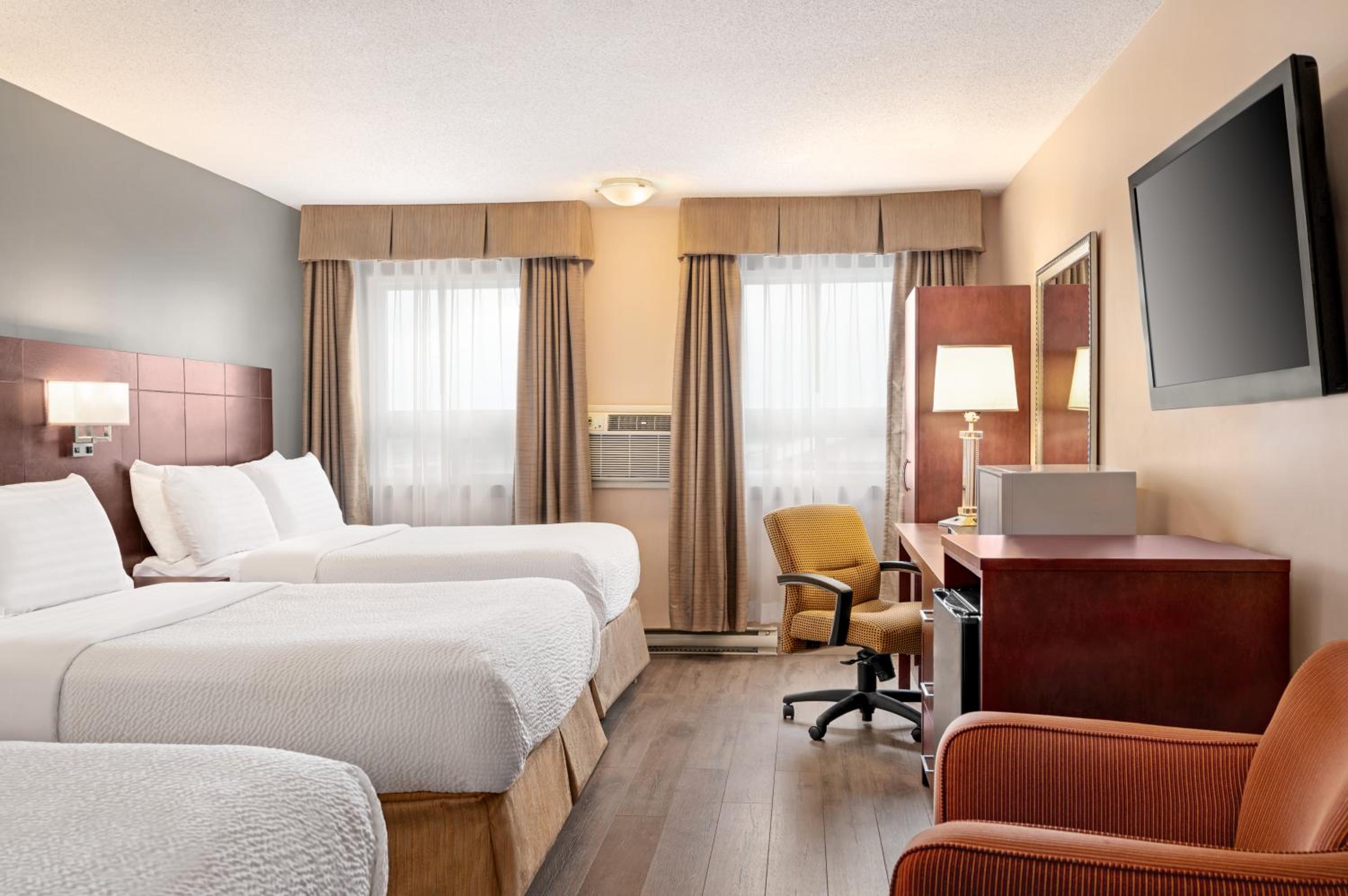 Double Room with Three Double Beds - Non-Smoking - Photo 4
