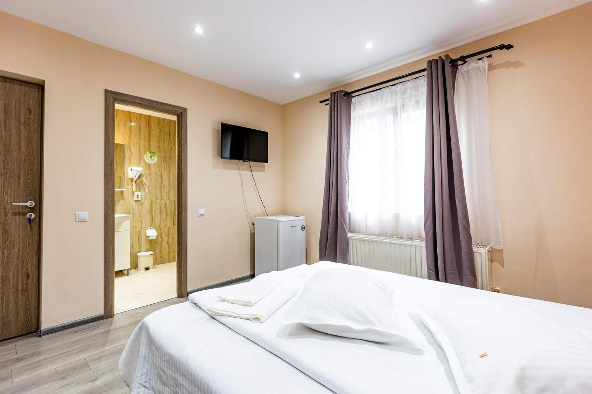 Double Room - Photo 7