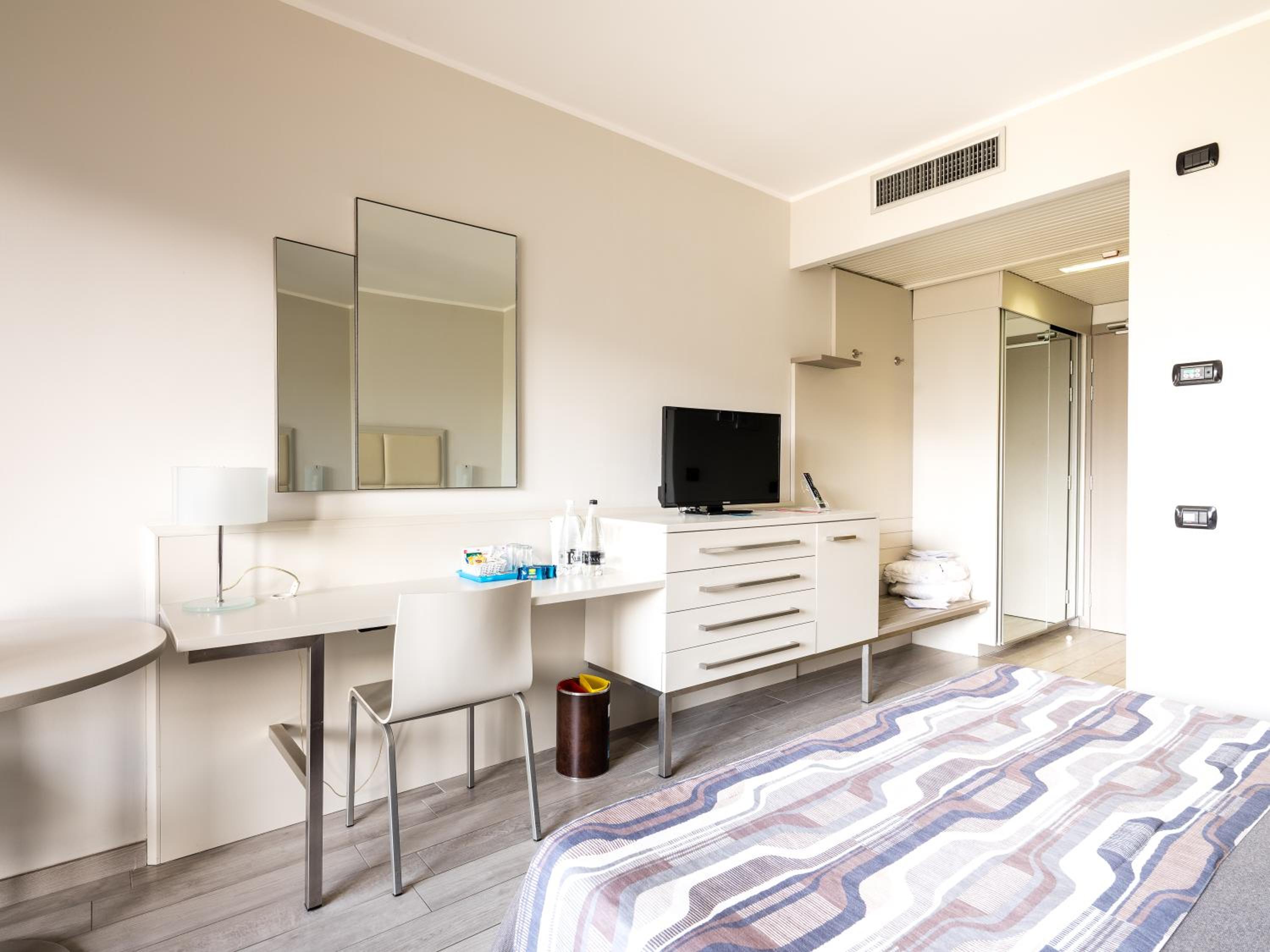 Double or Twin Room with Balcony - Photo 6