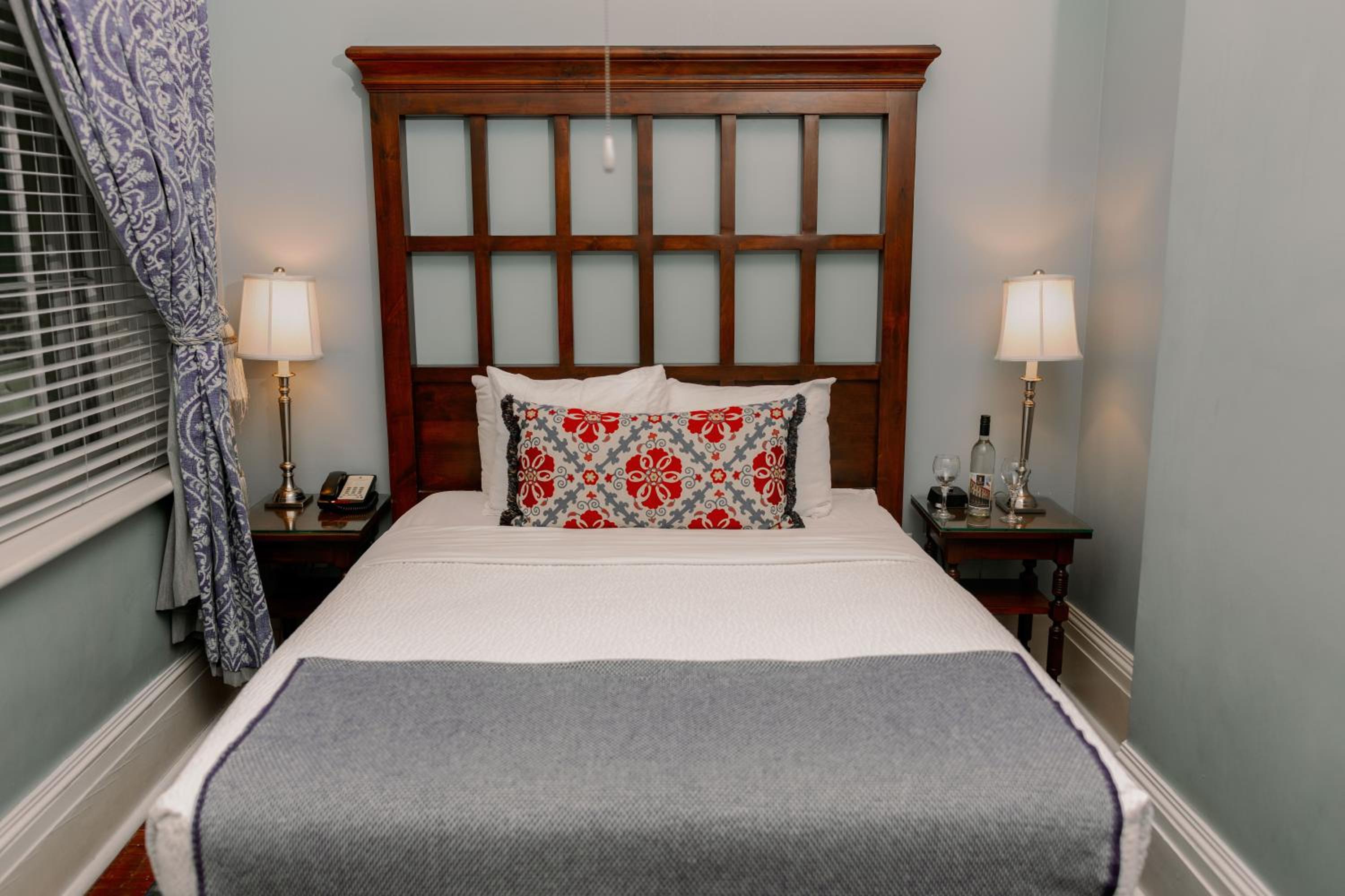 Petite Queen Room