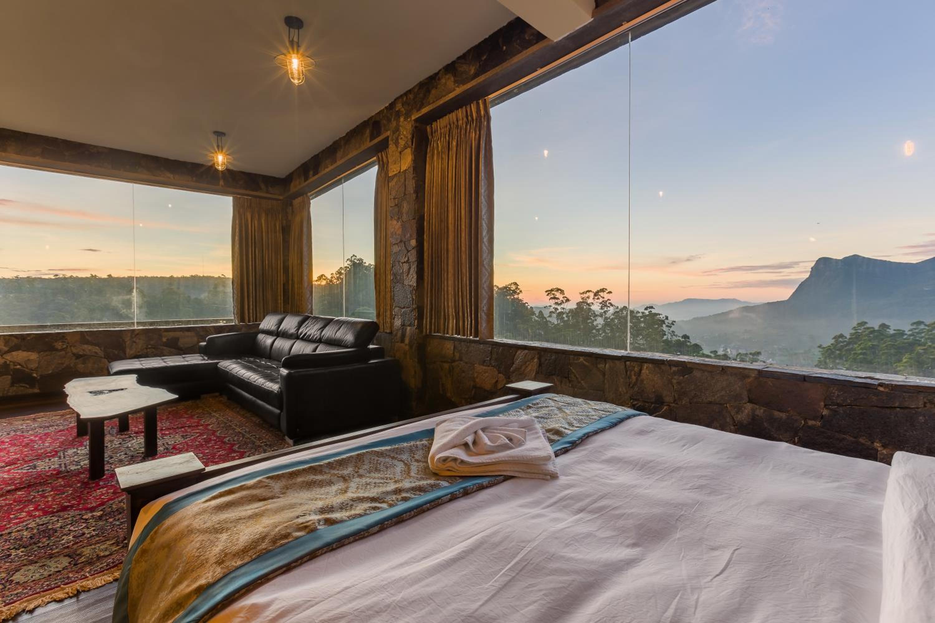 King Suite with Balcony photo 1