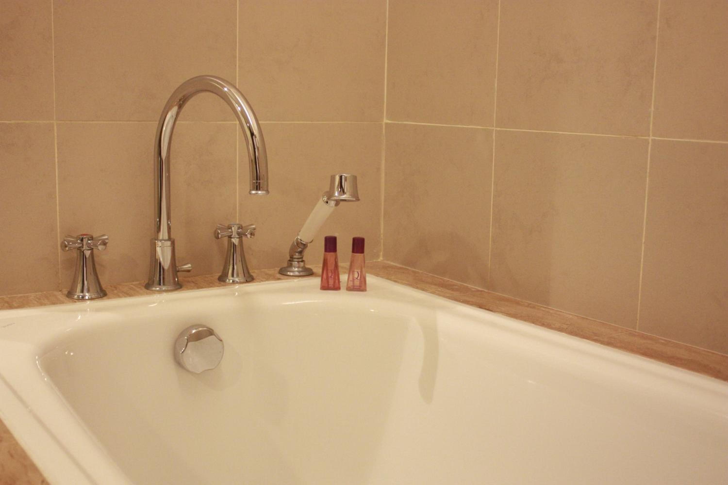 Executive Suite - Photo 4