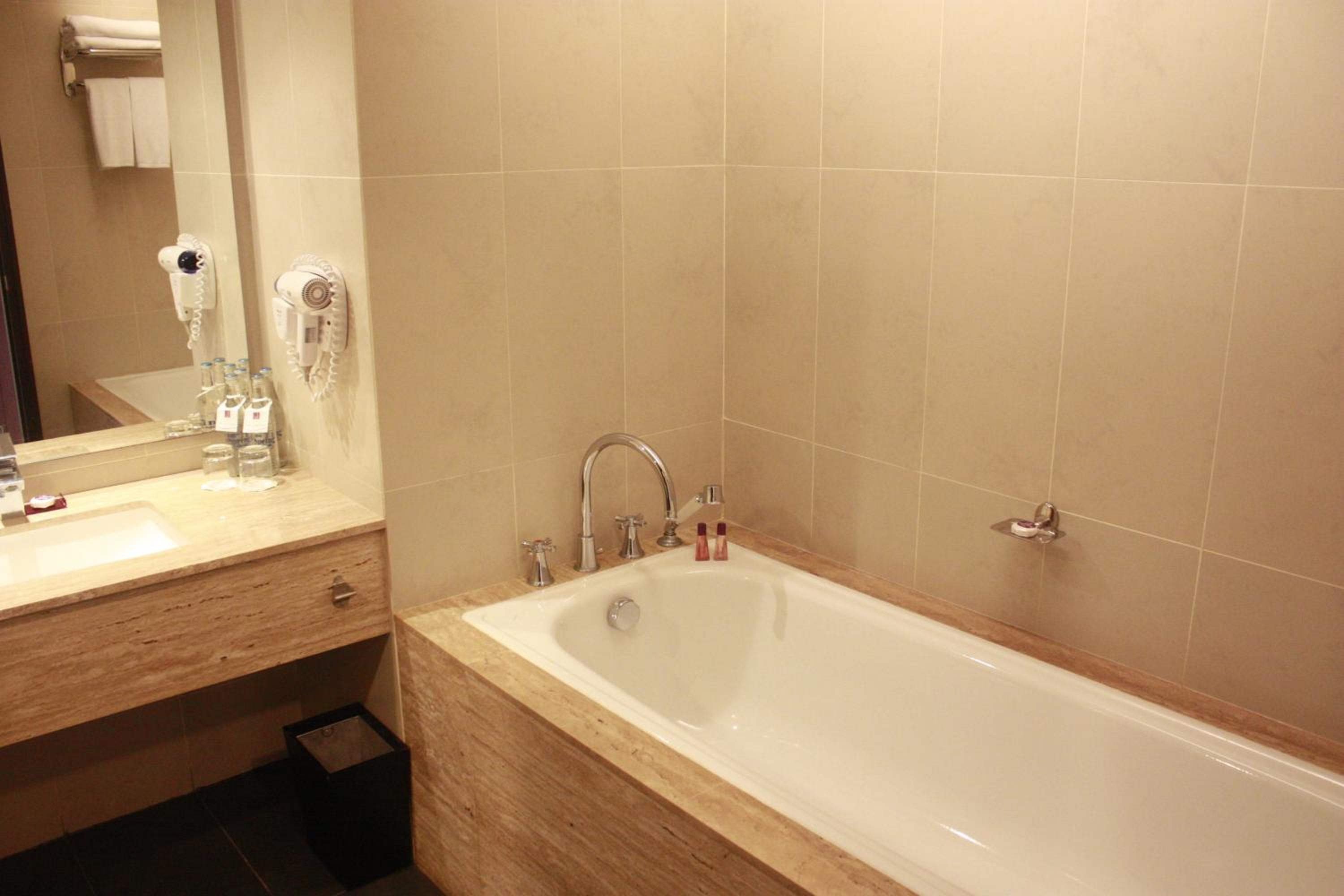 Executive Suite - Photo 5