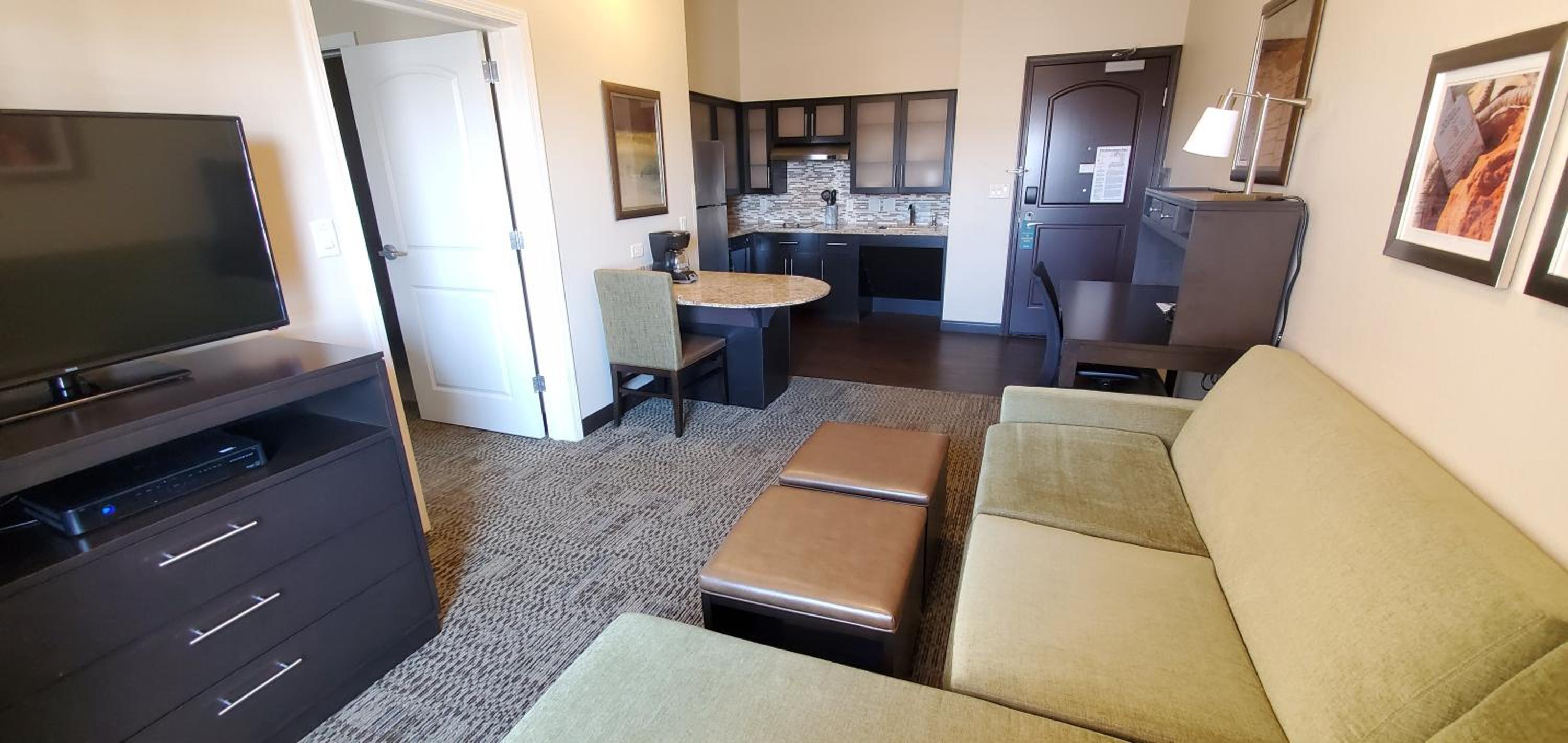 One-Bedroom Suite with Roll-In Shower - Communications Access