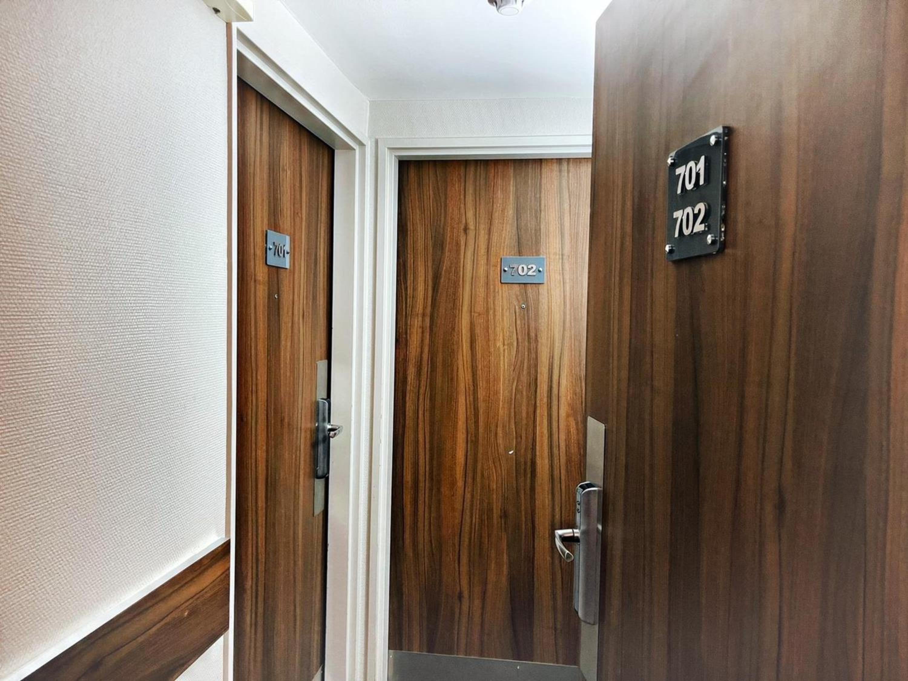 Two-Bedroom Queen Suite with Two Single Beds